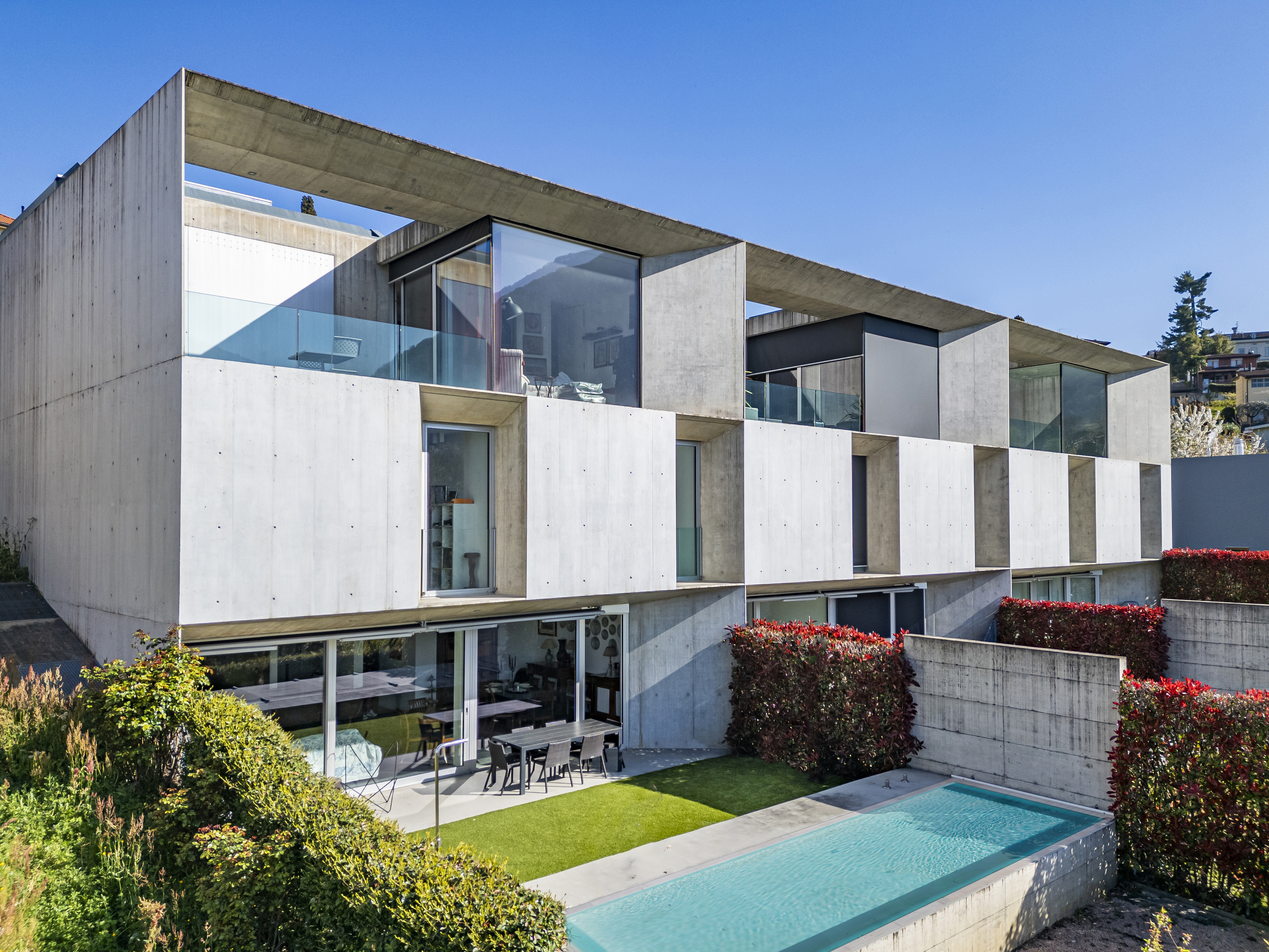Modernes Mehrfamilienhaus mit Innenhof und Pool