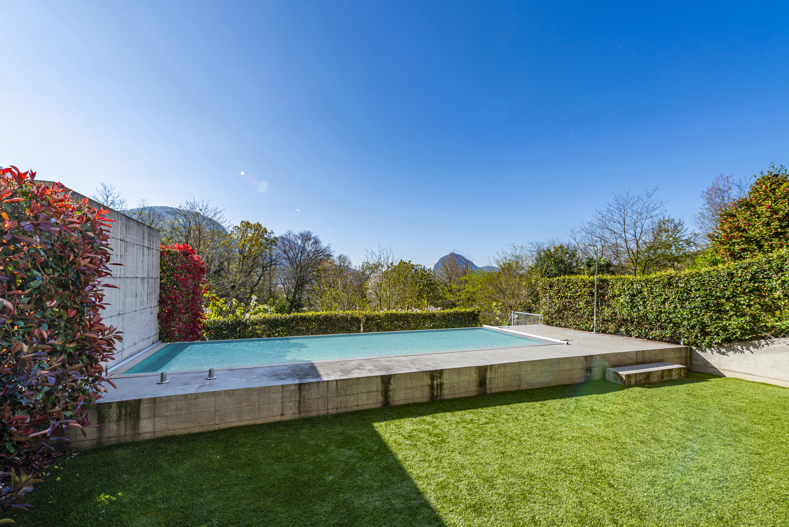 Außenbereich mit Pool und Garten