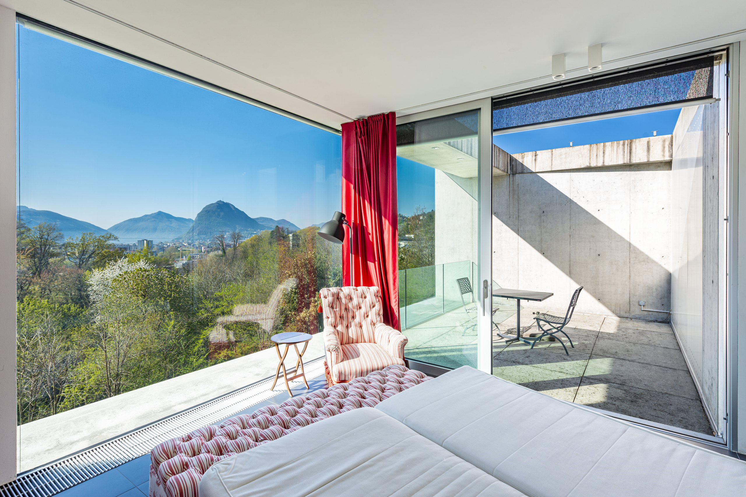 Moderne Schlafzimmer-Szene mit Panoramablick