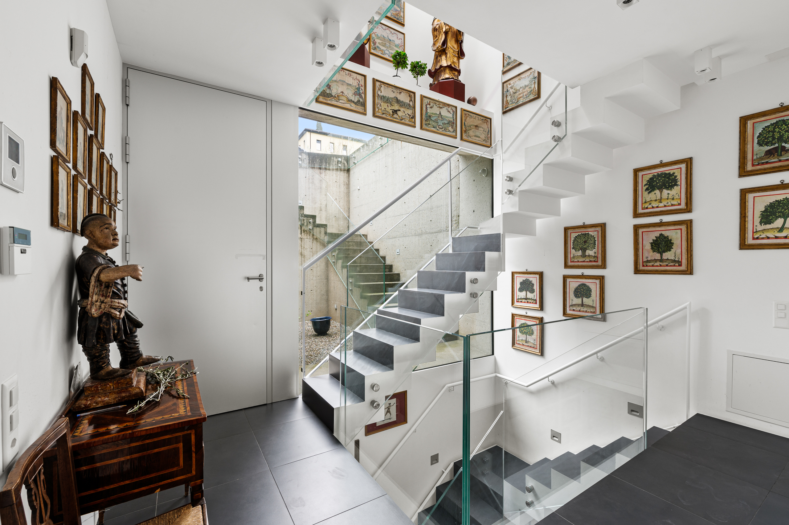 Modernes Treppenhaus mit Galerie und Kunstwand