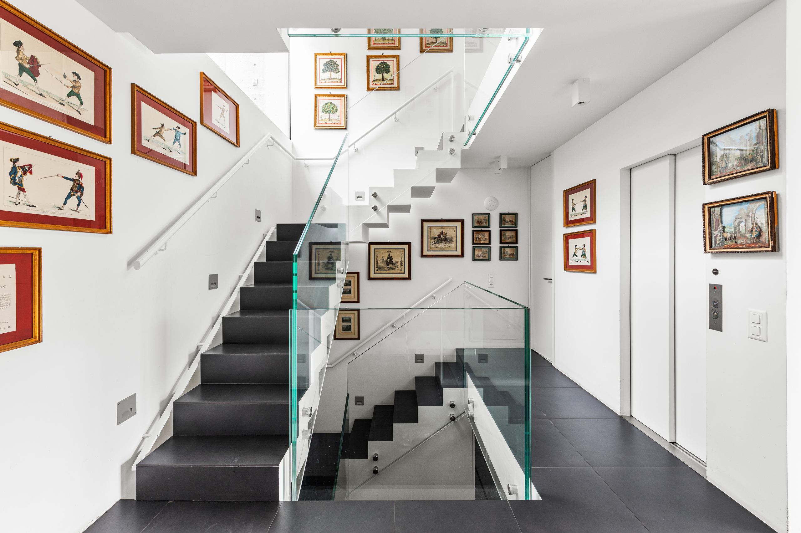 Moderne Treppenhaus-Galerie mit Glasgeländer