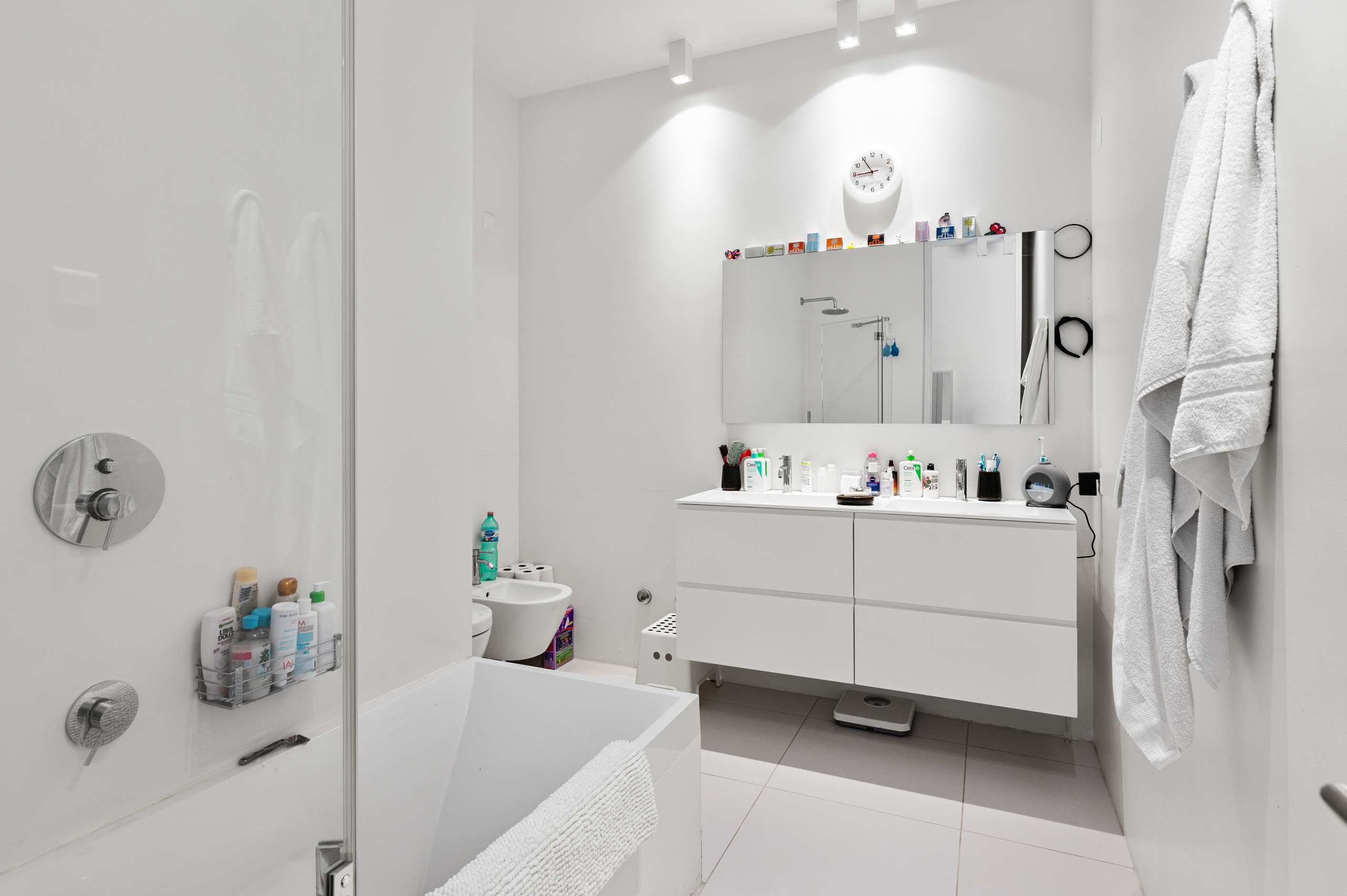 Helles, modernes Badezimmer mit Badewanne und Waschtisch