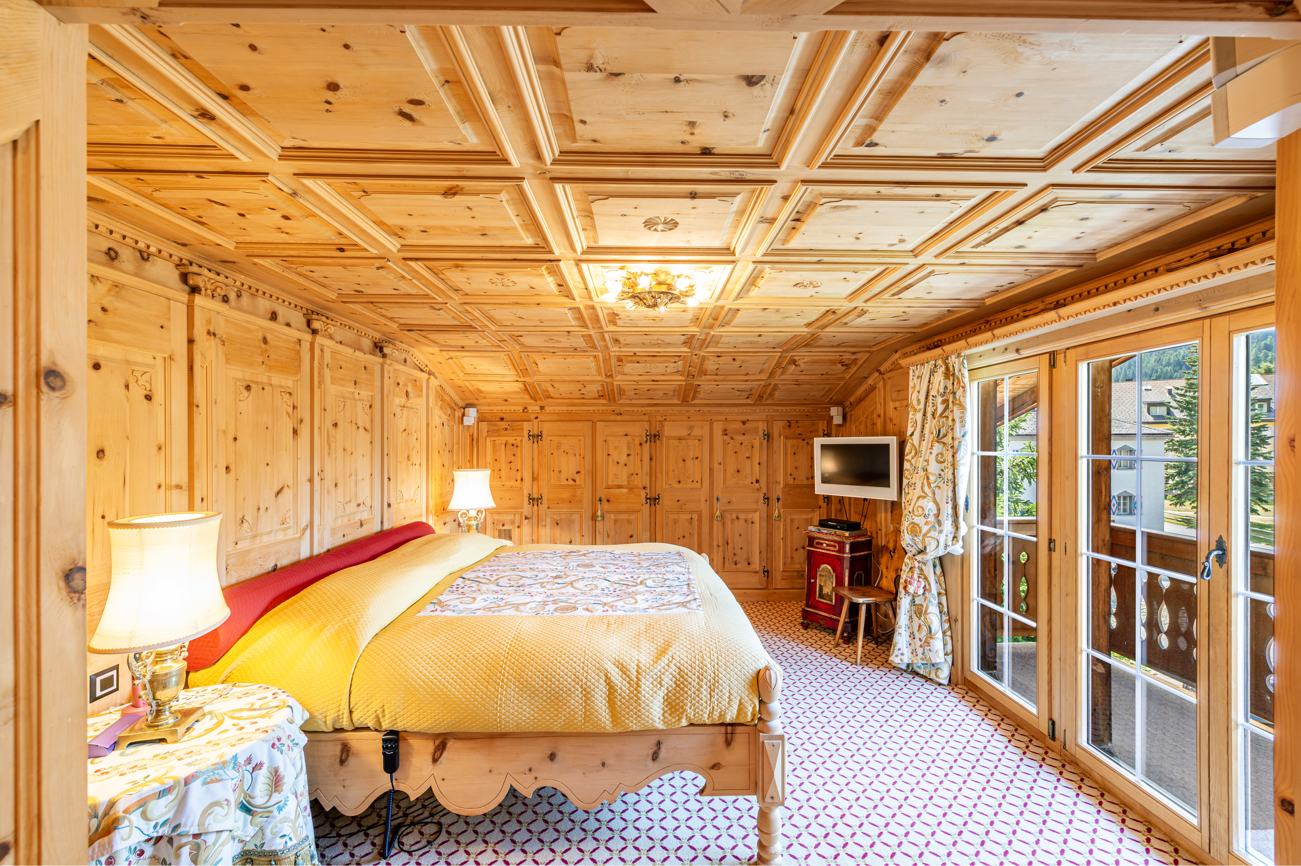 Rustikales Schlafzimmer im alpinen Stil