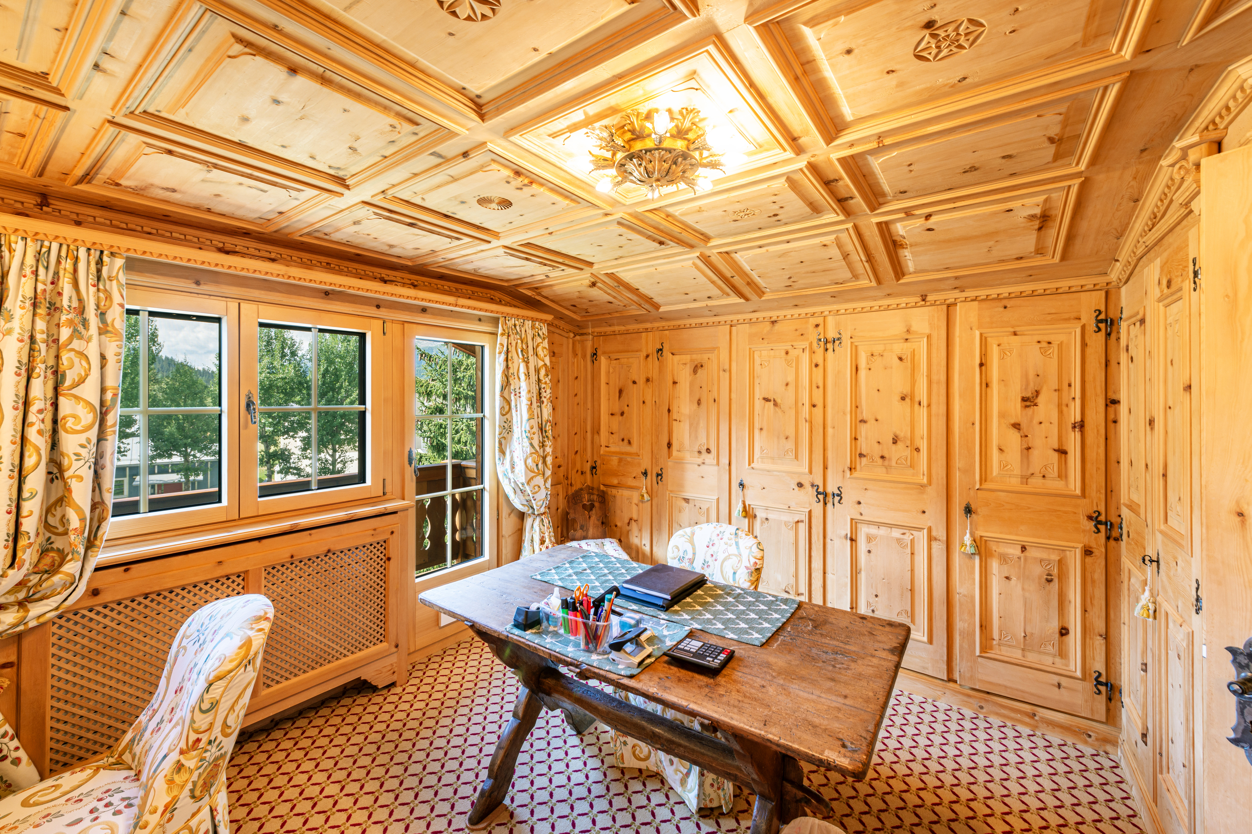 Gemütliches, holzvertäfeltes Zimmer