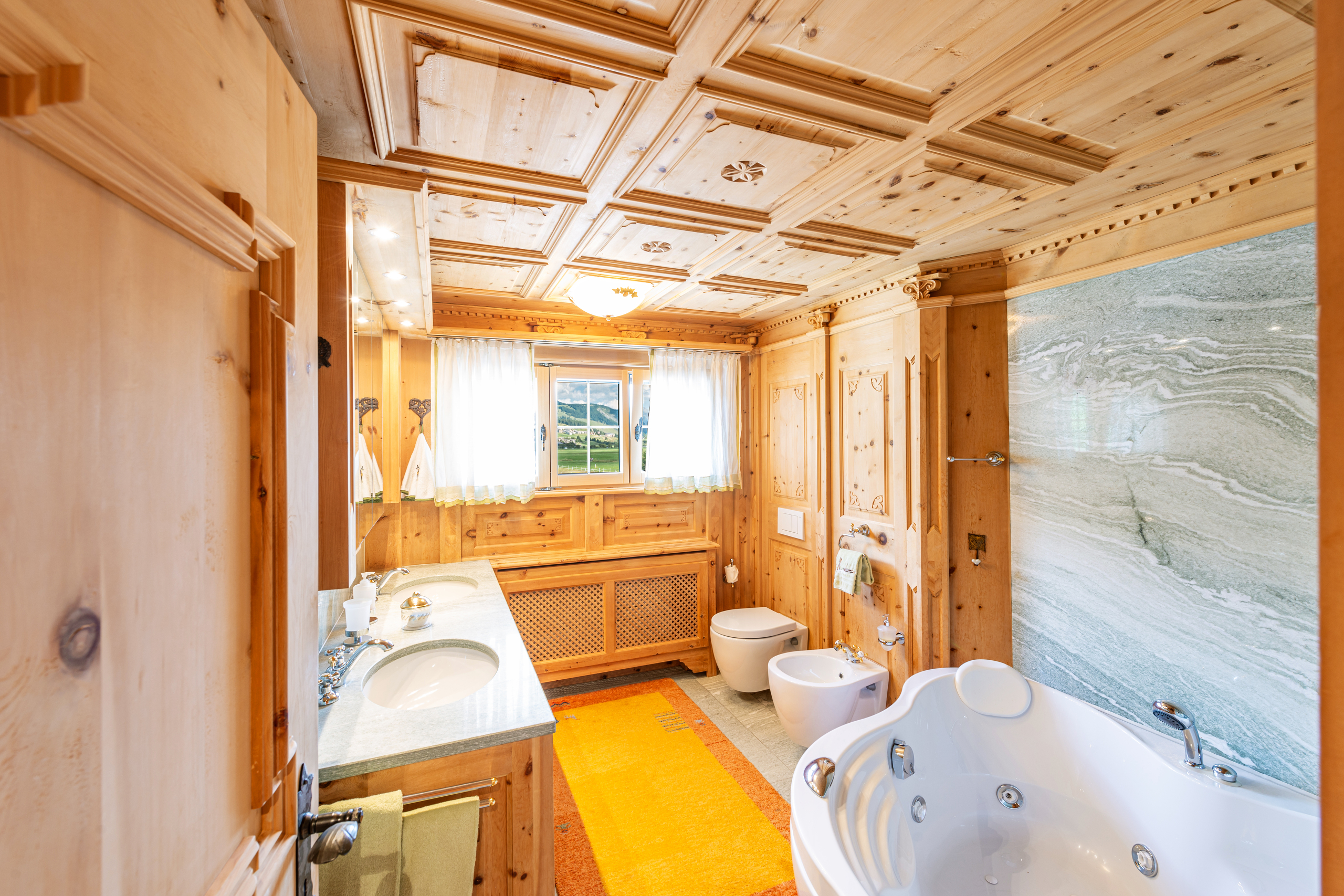 Luxuriöses Badezimmer im Alpenstil