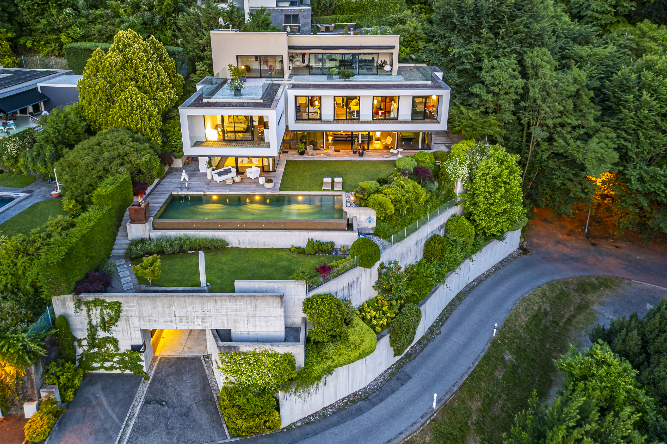 Luxuriöse moderne Villa mit Pool und Dachterrassen