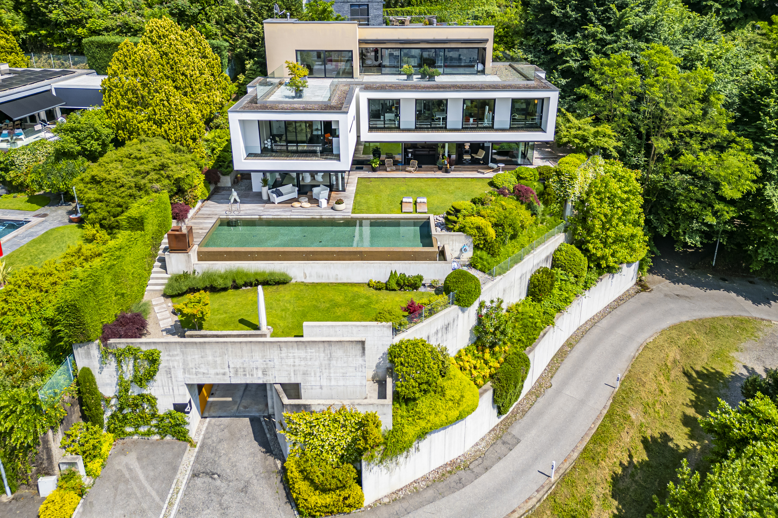 Luxuriöse moderne Villa mit Pool und Garten