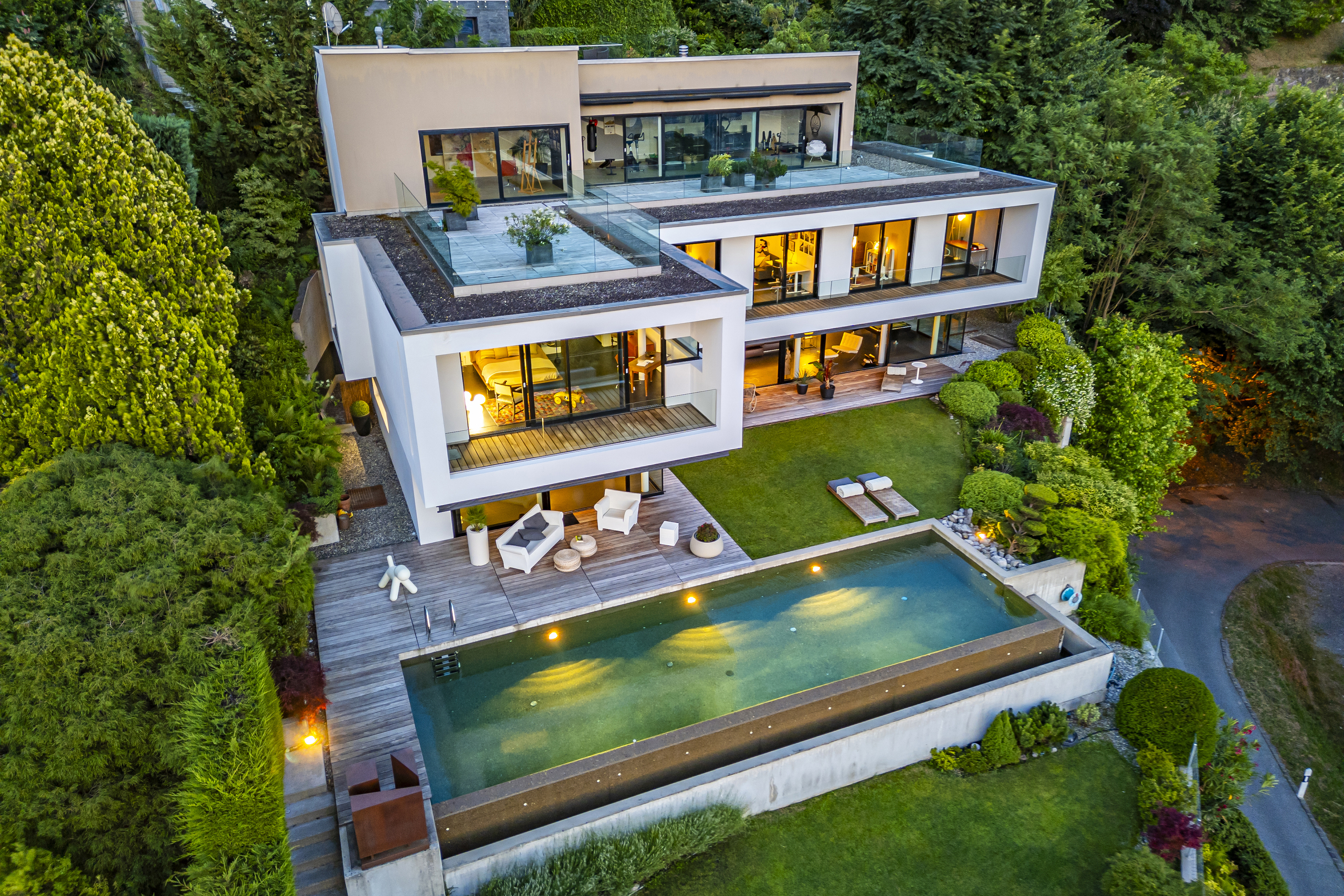 Moderne Villa mit Pool und Dachterrasse