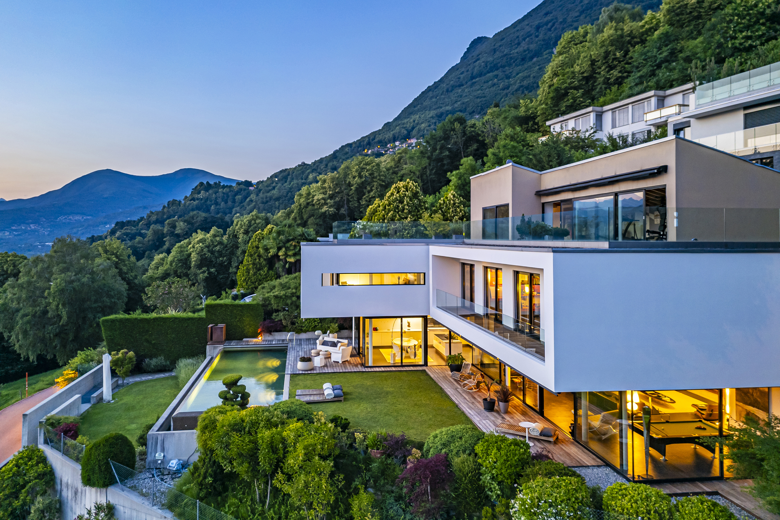 Moderne Villa mit Pool und Bergblick