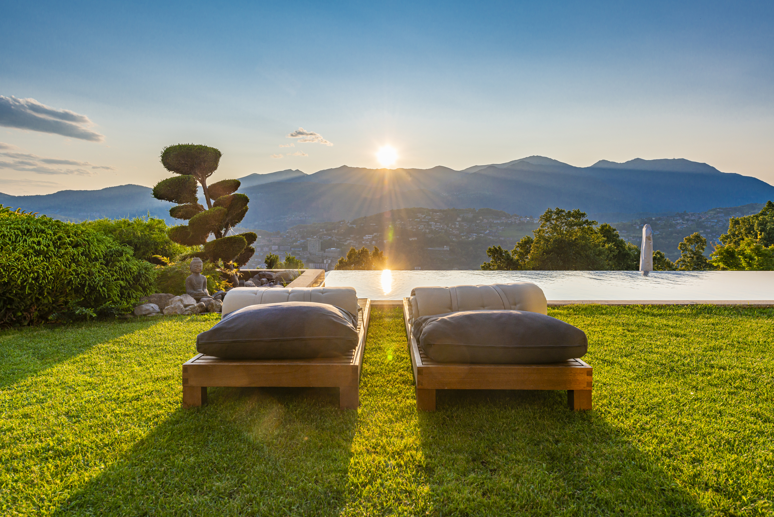 Luxuriöser Außenbereich mit Infinity-Pool und Bergblick