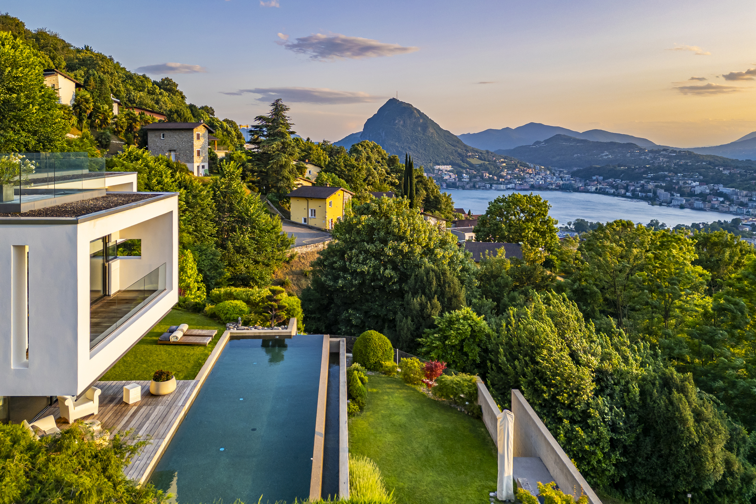 Luxusvilla mit Pool und Seeblick