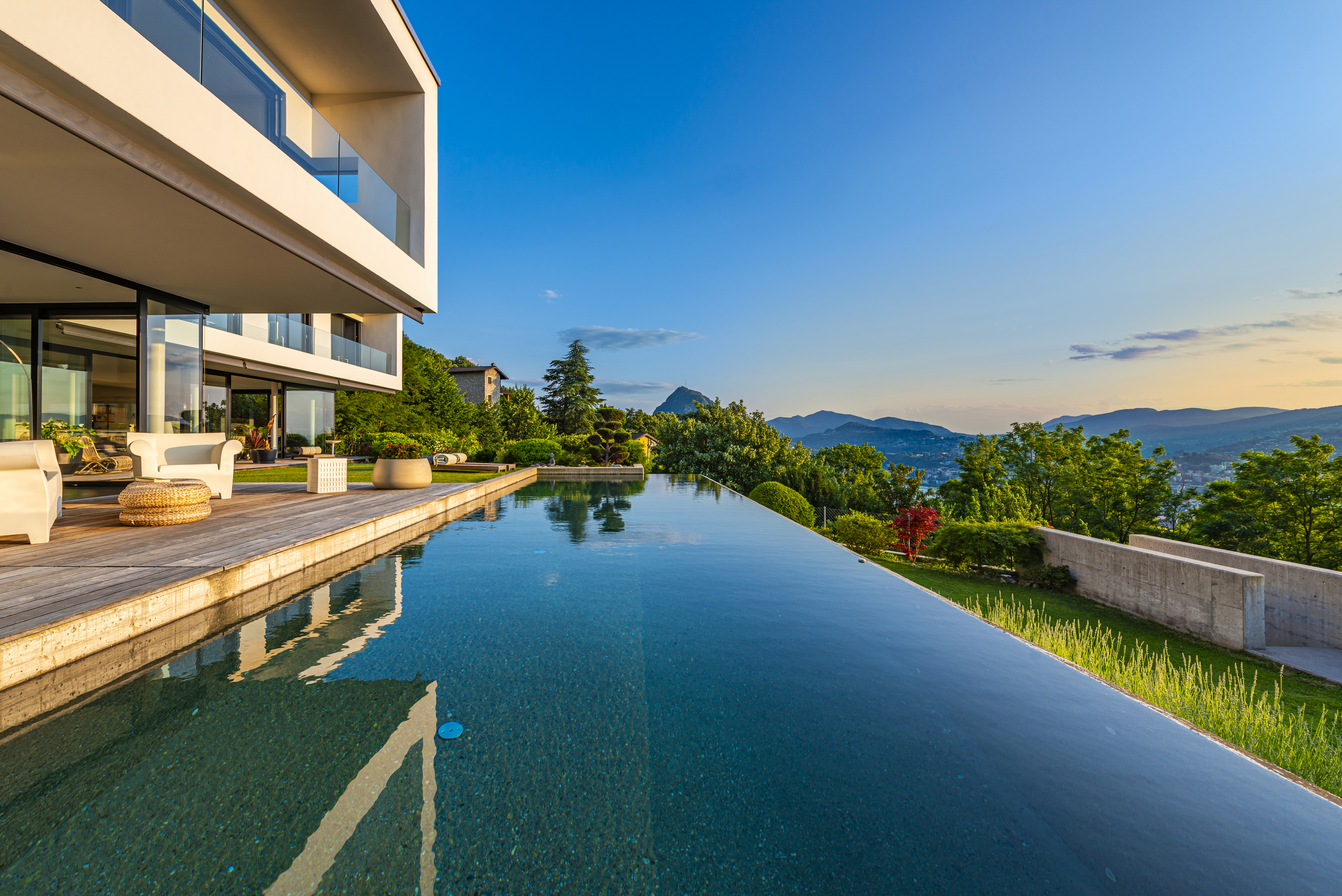 Luxusvilla mit Infinity-Pool und Panoramablick