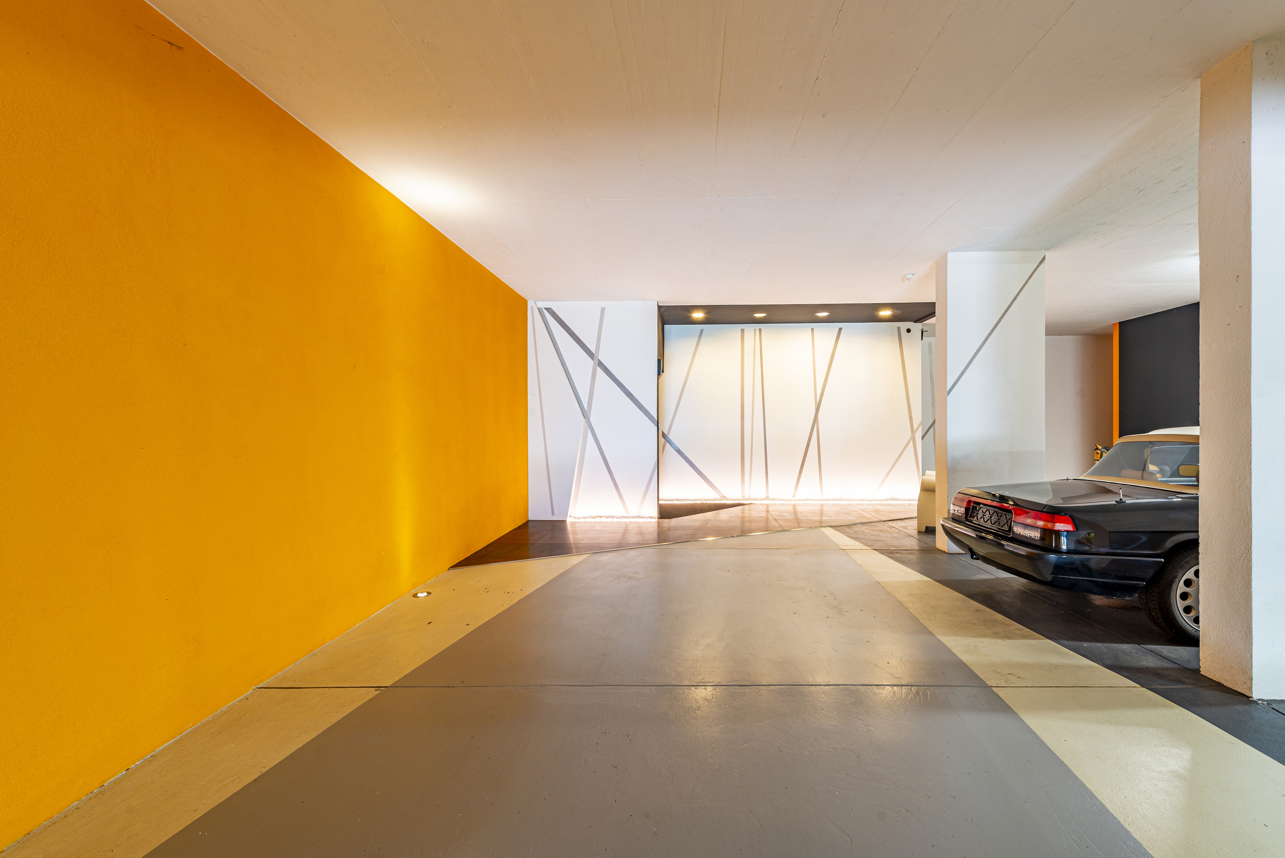Moderne Garage mit Designerbeleuchtung
