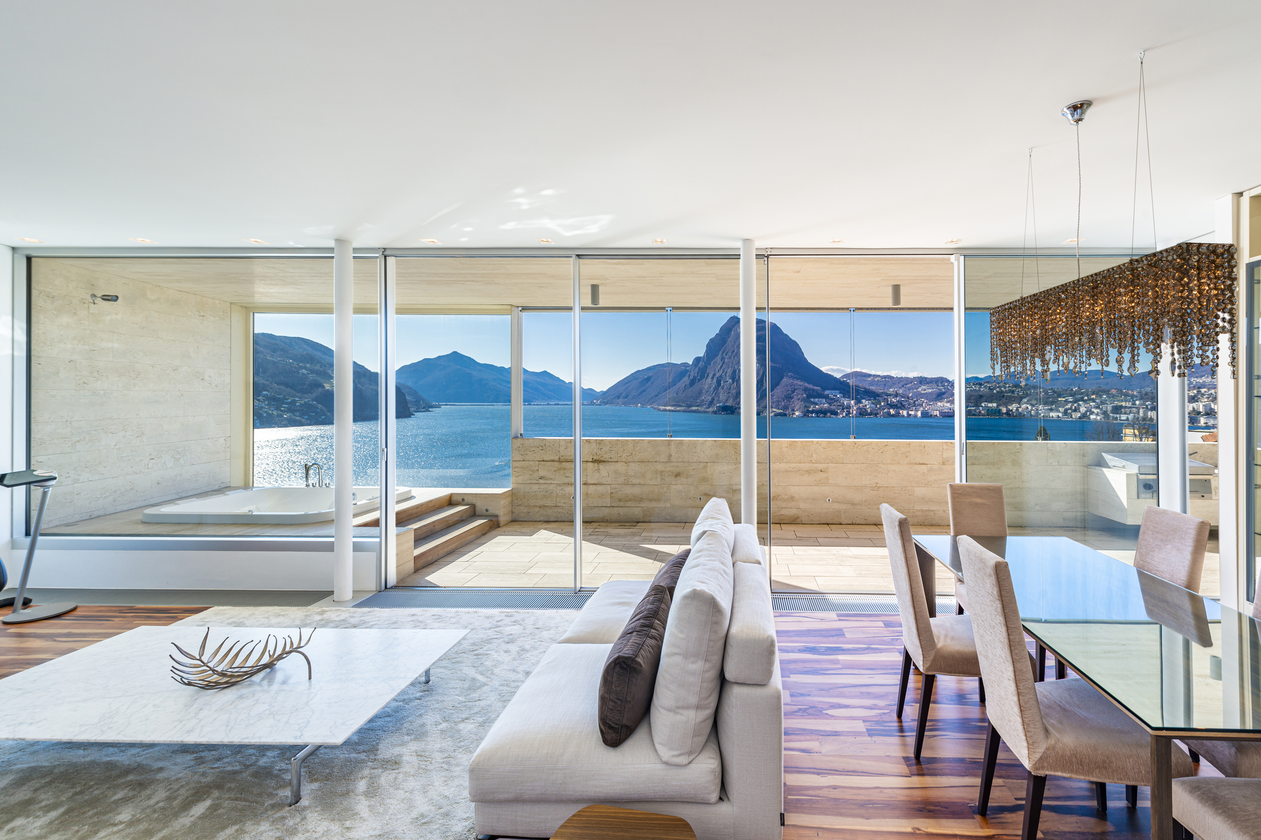 Luxuriöses Wohnzimmer mit Panoramablick