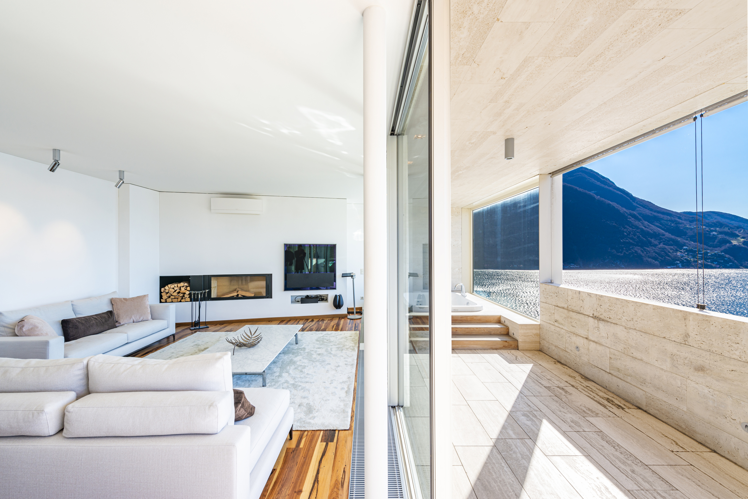 Luxuriöses Wohnzimmer mit Seeblickterrasse