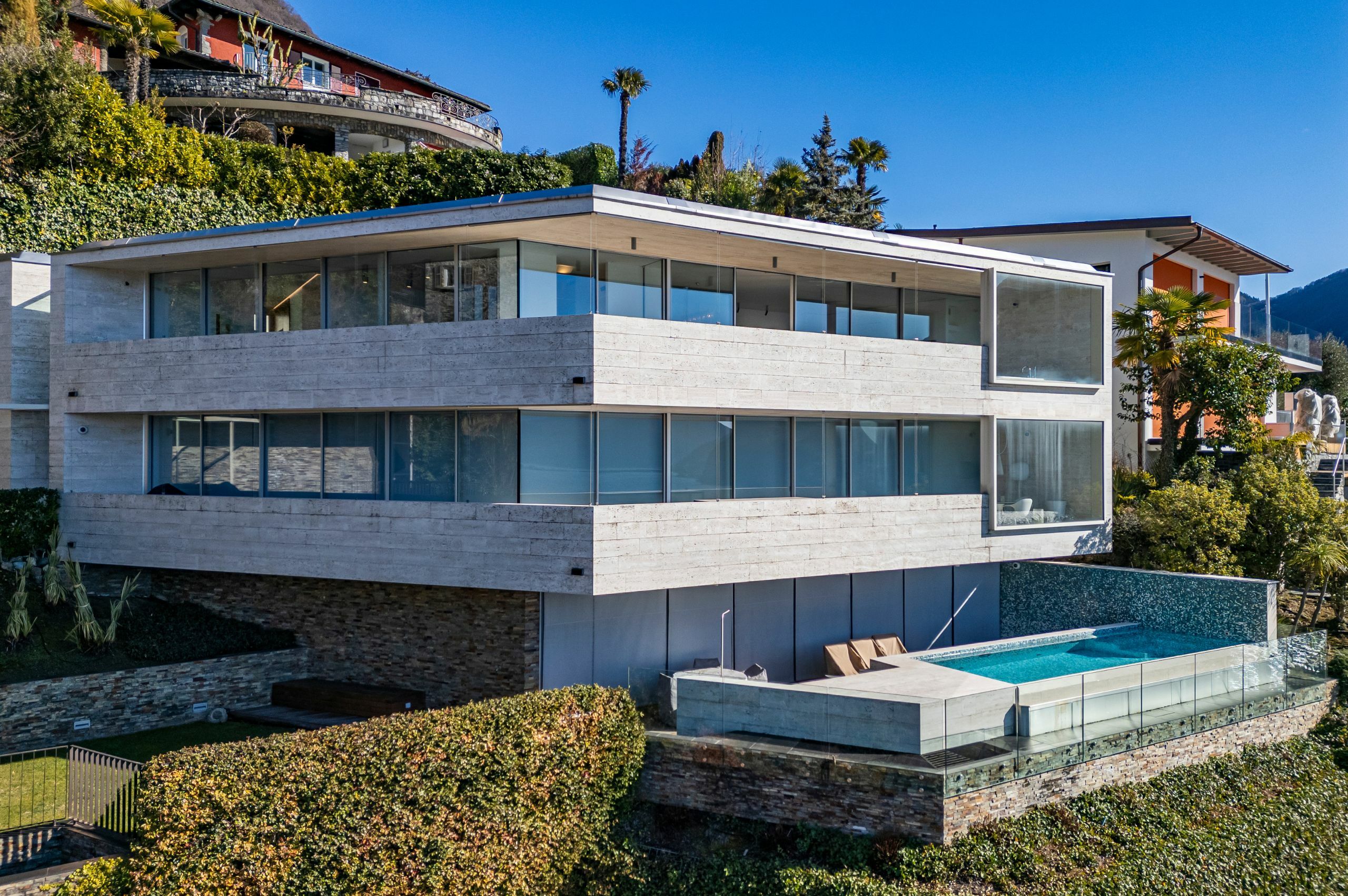 Moderne Villa mit Pool und Terrasse