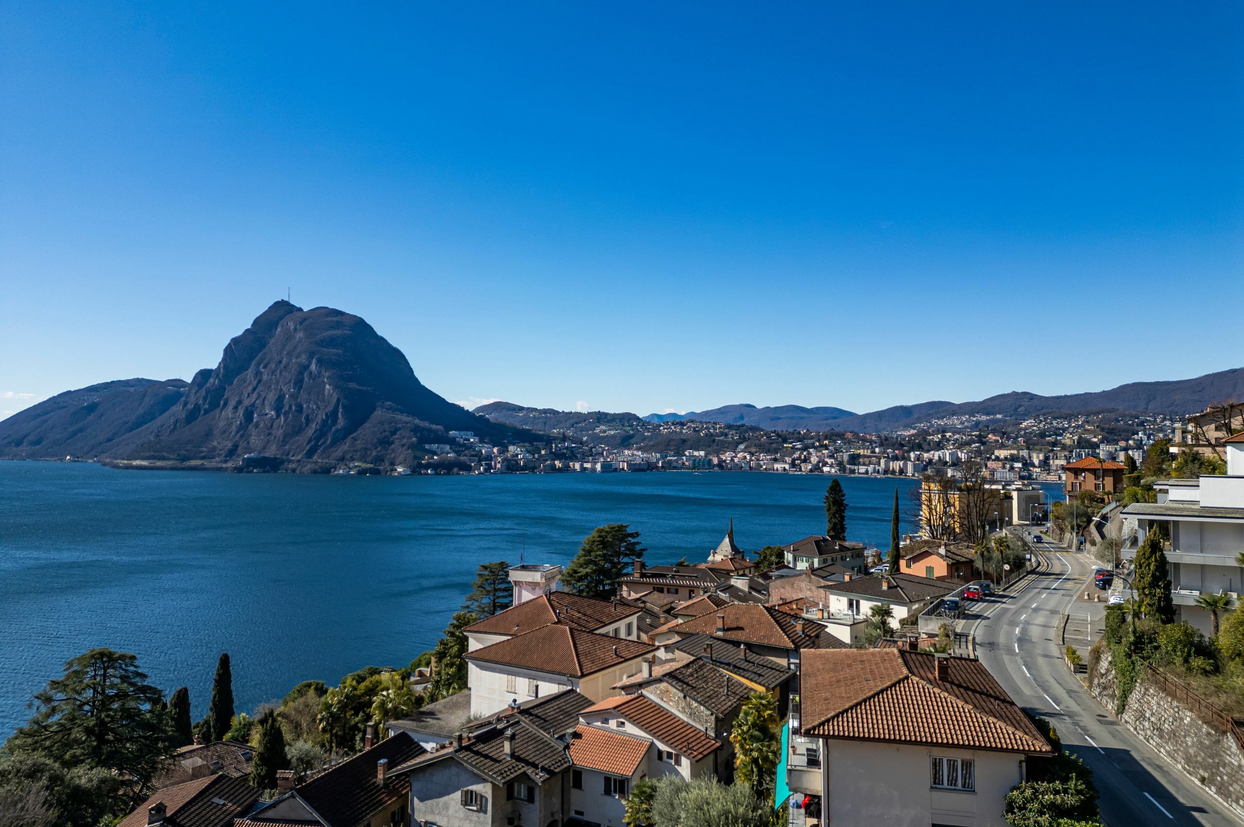 Seeblick mit Bergpanorama