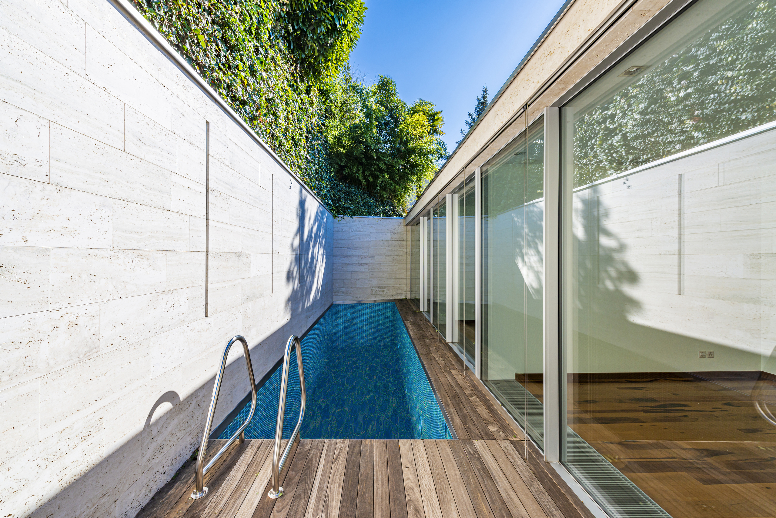 Innenhof mit schmalem Pool