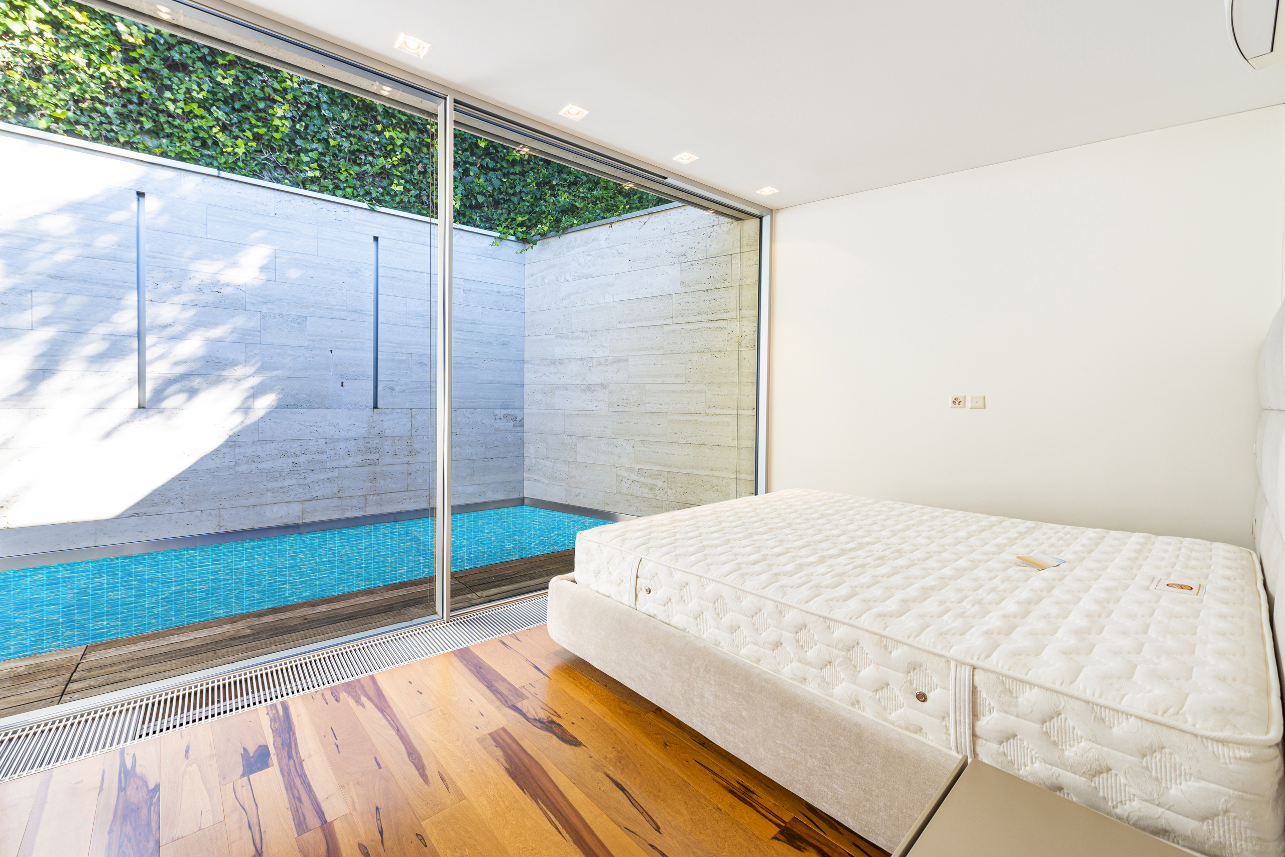 Schlafzimmer mit Blick auf einen Innenpool