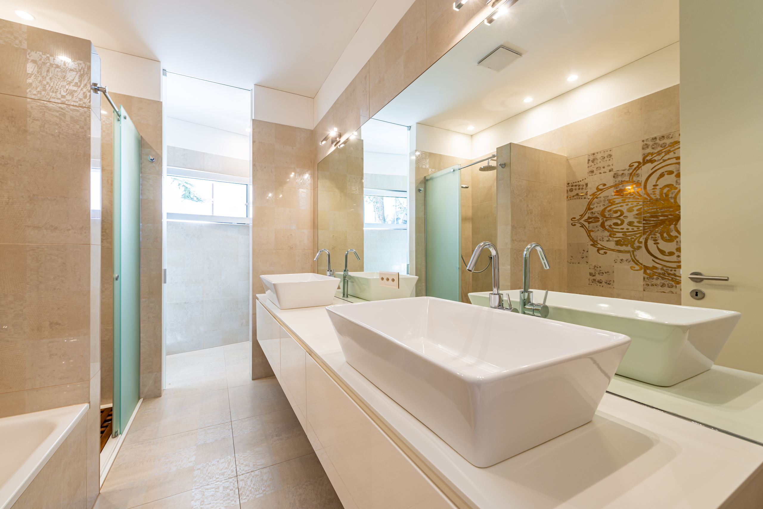 Modernes Badezimmer mit Doppelwaschbecken und Walk-in-Dusche