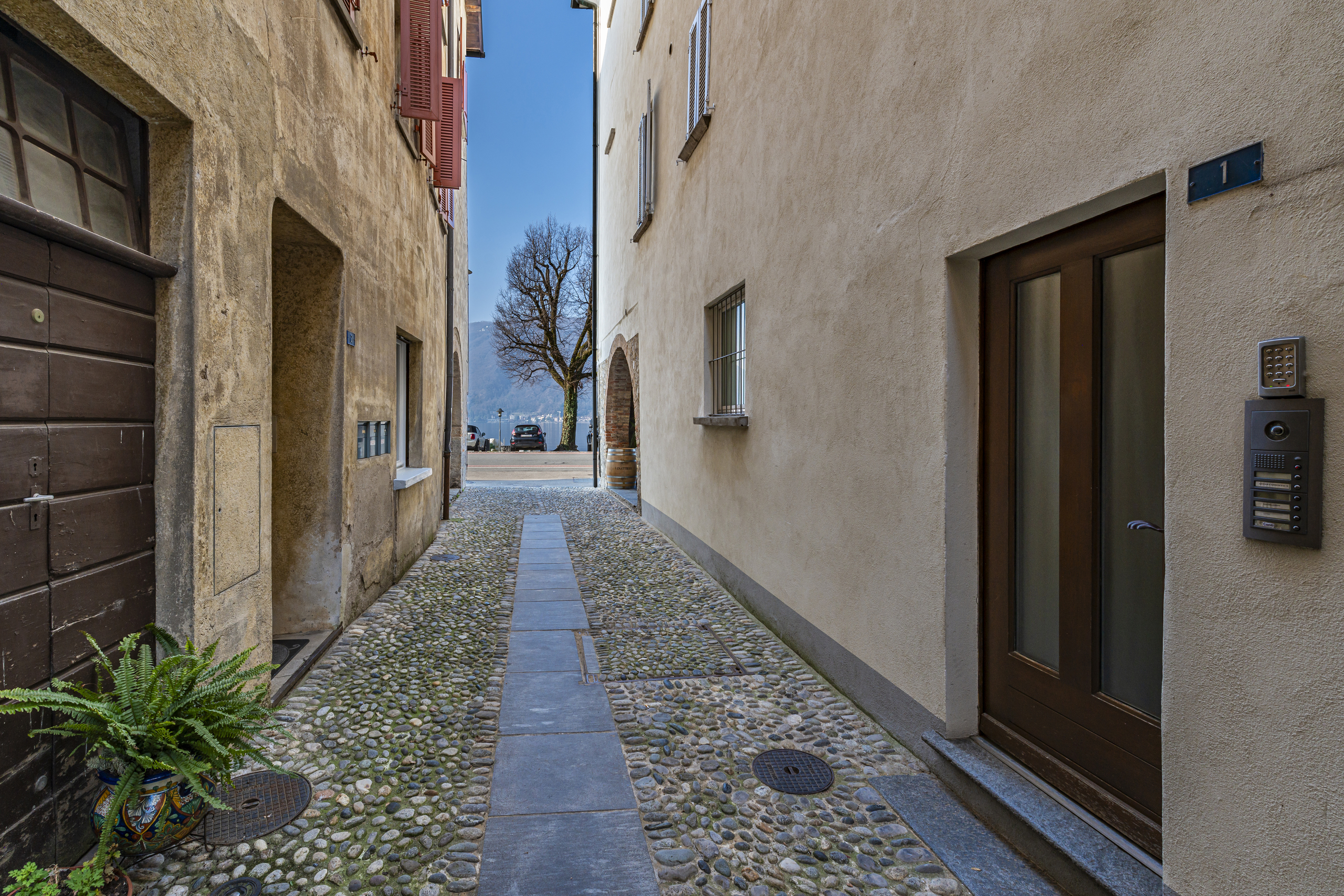 Enge Gasse zwischen zwei Altbauten