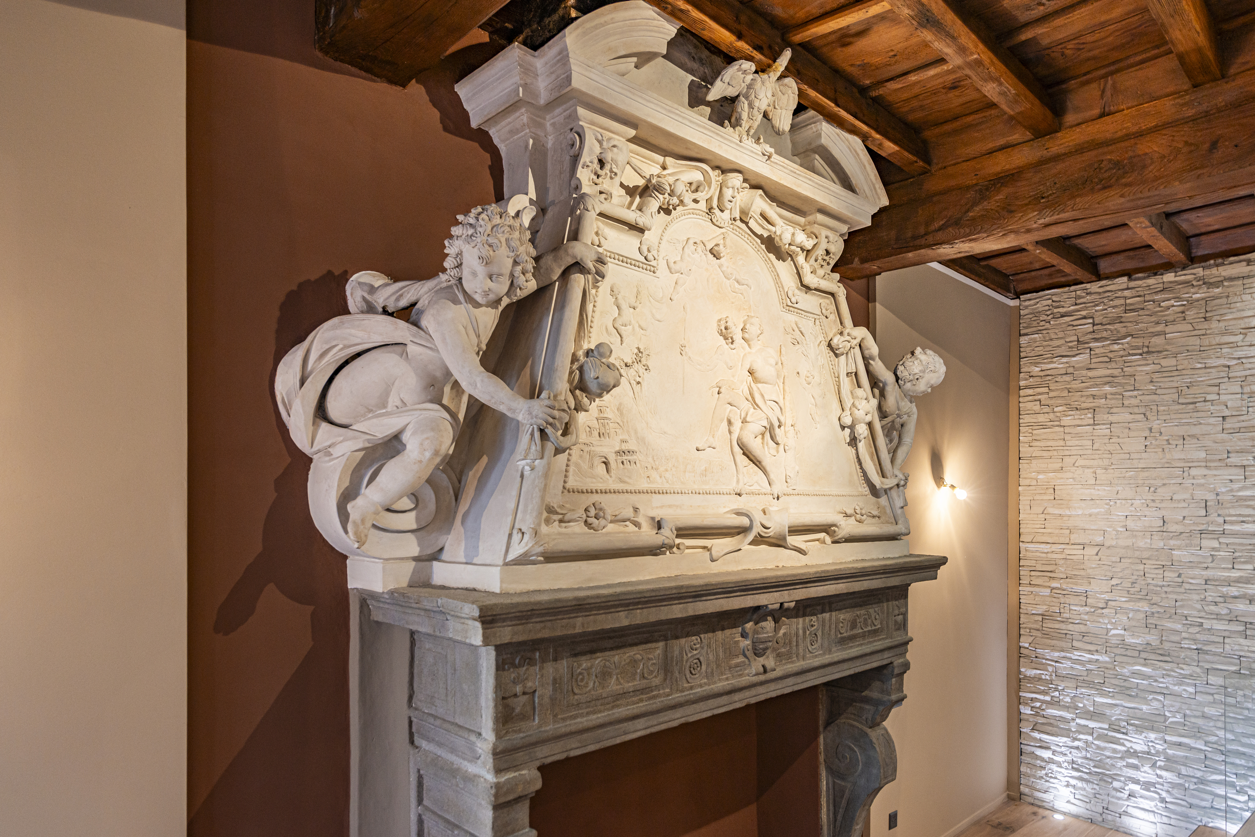 Historischer Kamin mit reich verzierter Reliefverkleidung