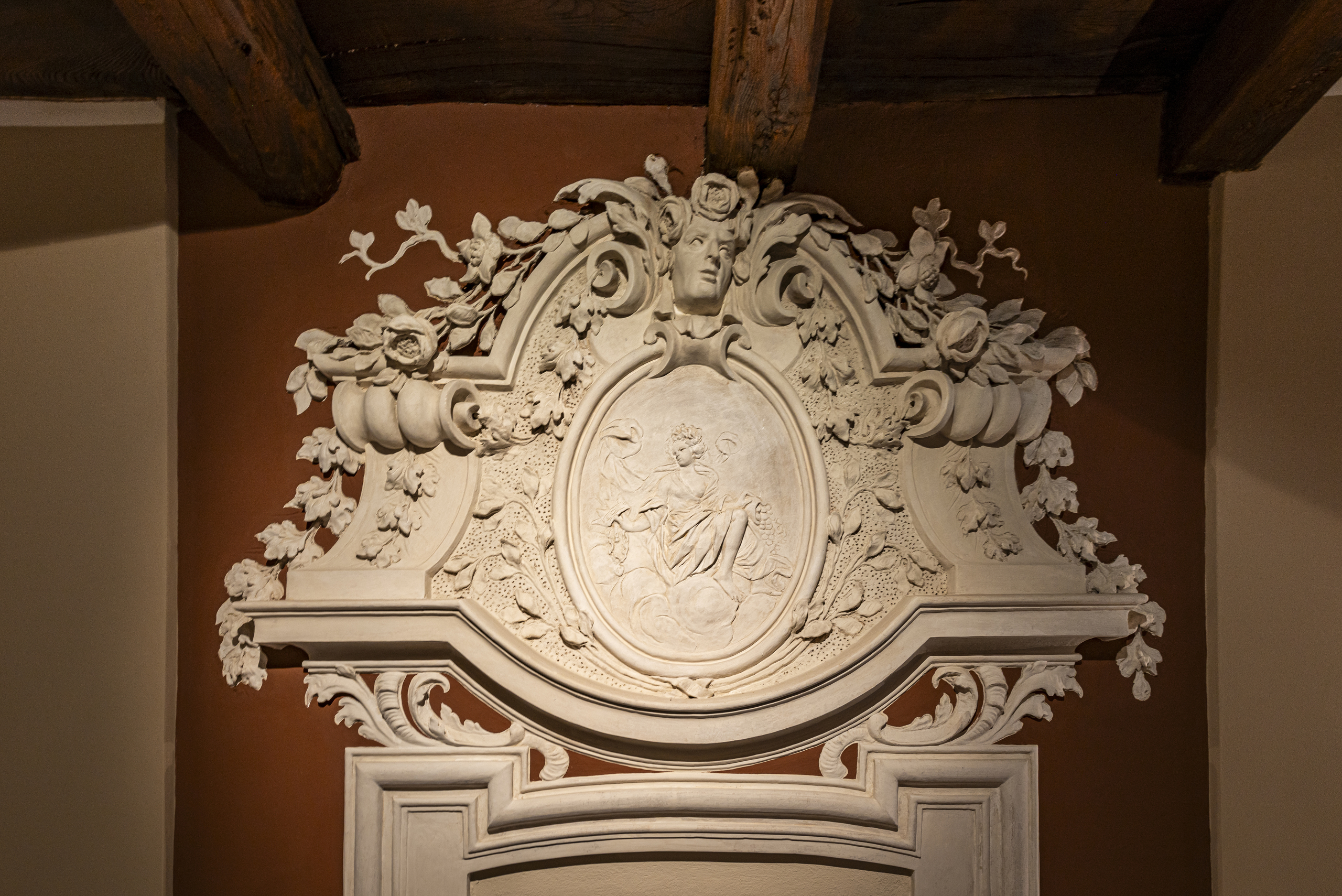 Historische Stuckverzierung an Innenwand