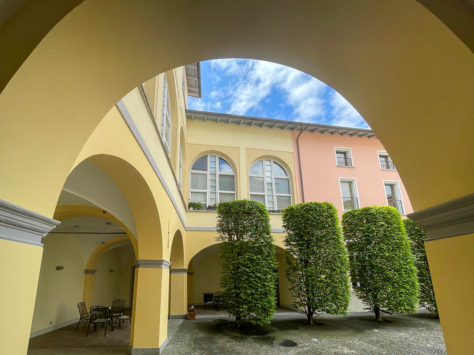 Innenhof mit Arkaden und historischen Fassaden