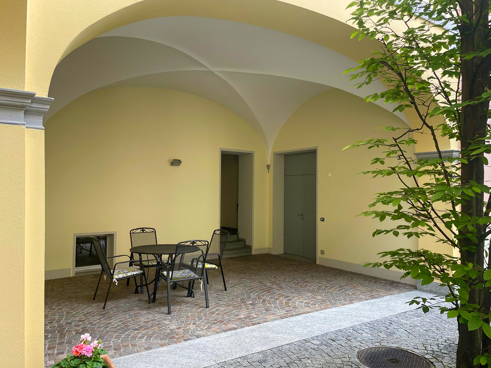 Überdachter Innenhof mit Sitzgruppe