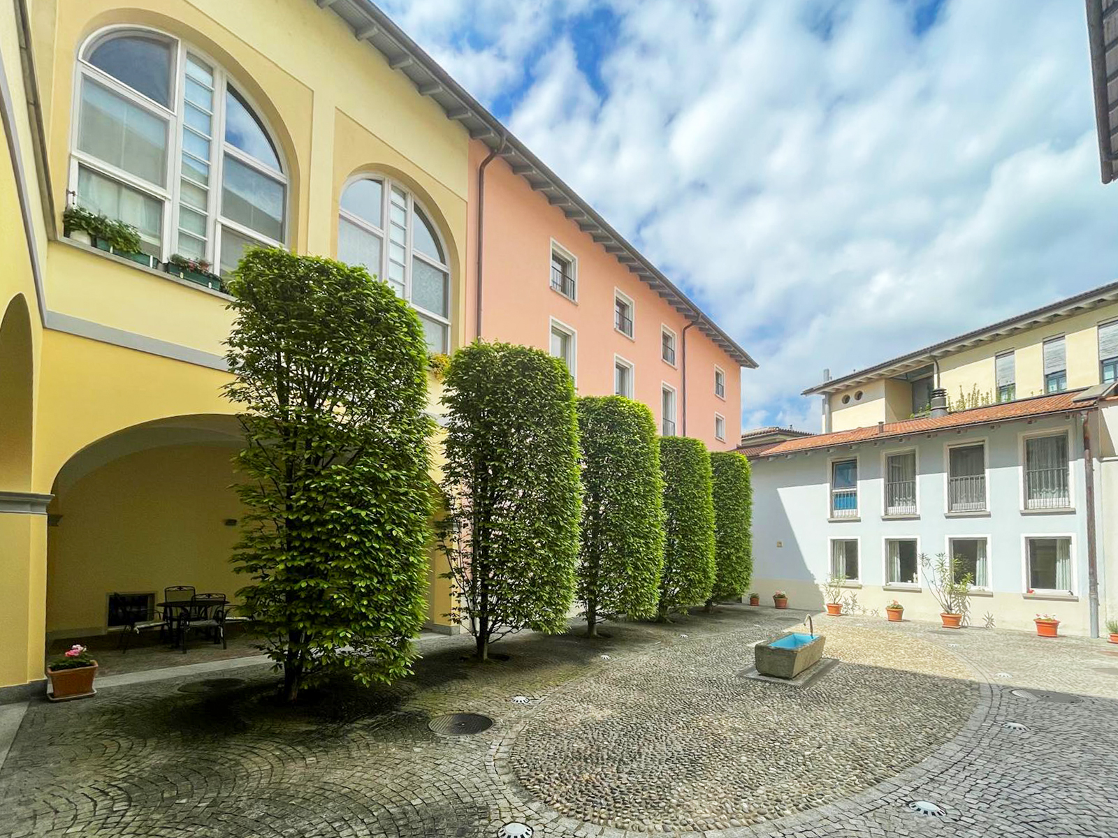 Innenhof eines mediterran anmutenden Wohngebäudekomplexes
