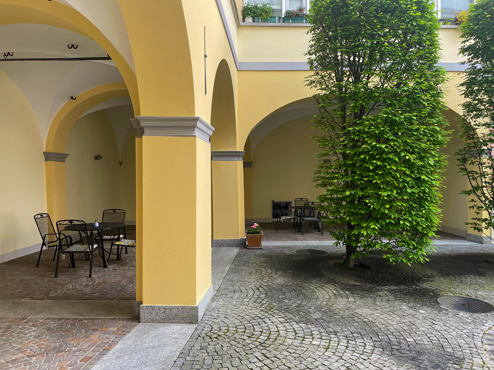 Arkadenhof mit Sitzbereichen