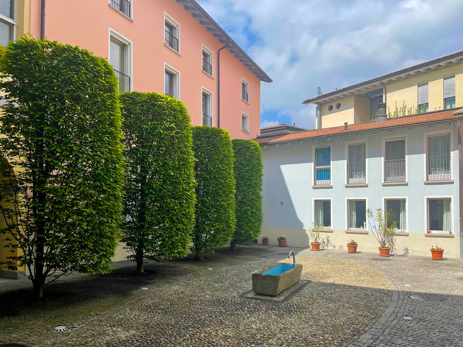 Innenhof mit Wohngebäuden und Zierbäumen