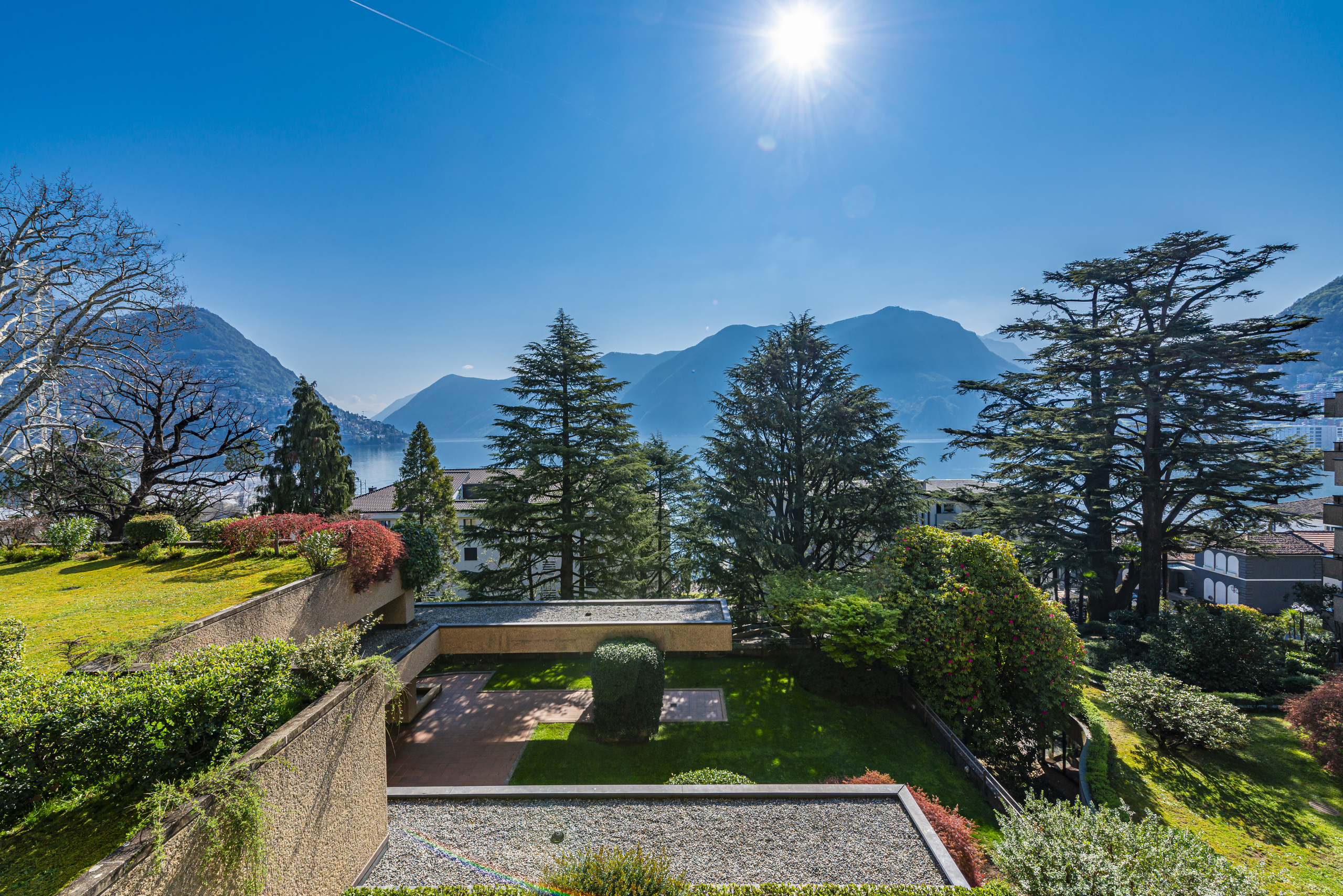 Seeblick mit Garten und Bergen