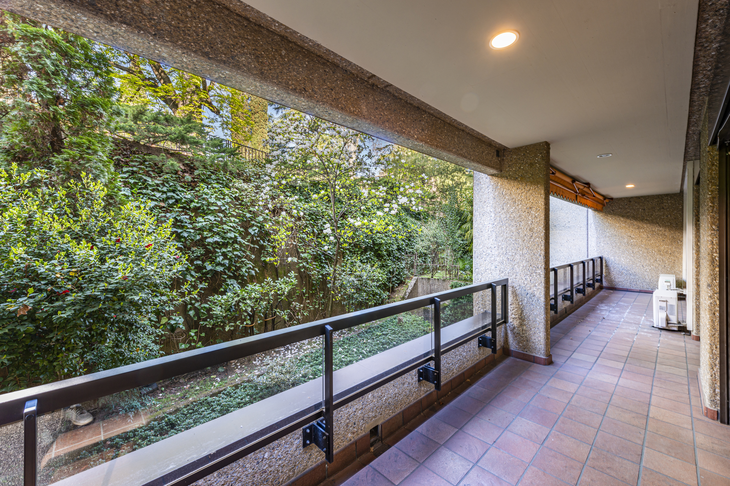 Überdachter Balkon mit Grünblick