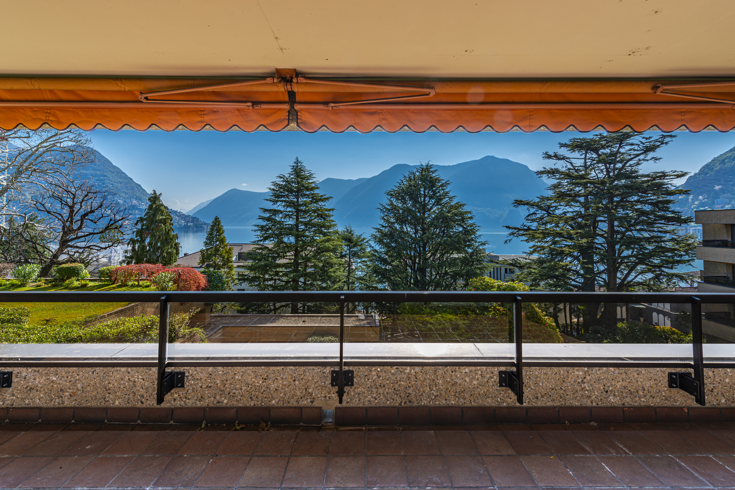 Balkon mit Seeblick und Bergpanorama