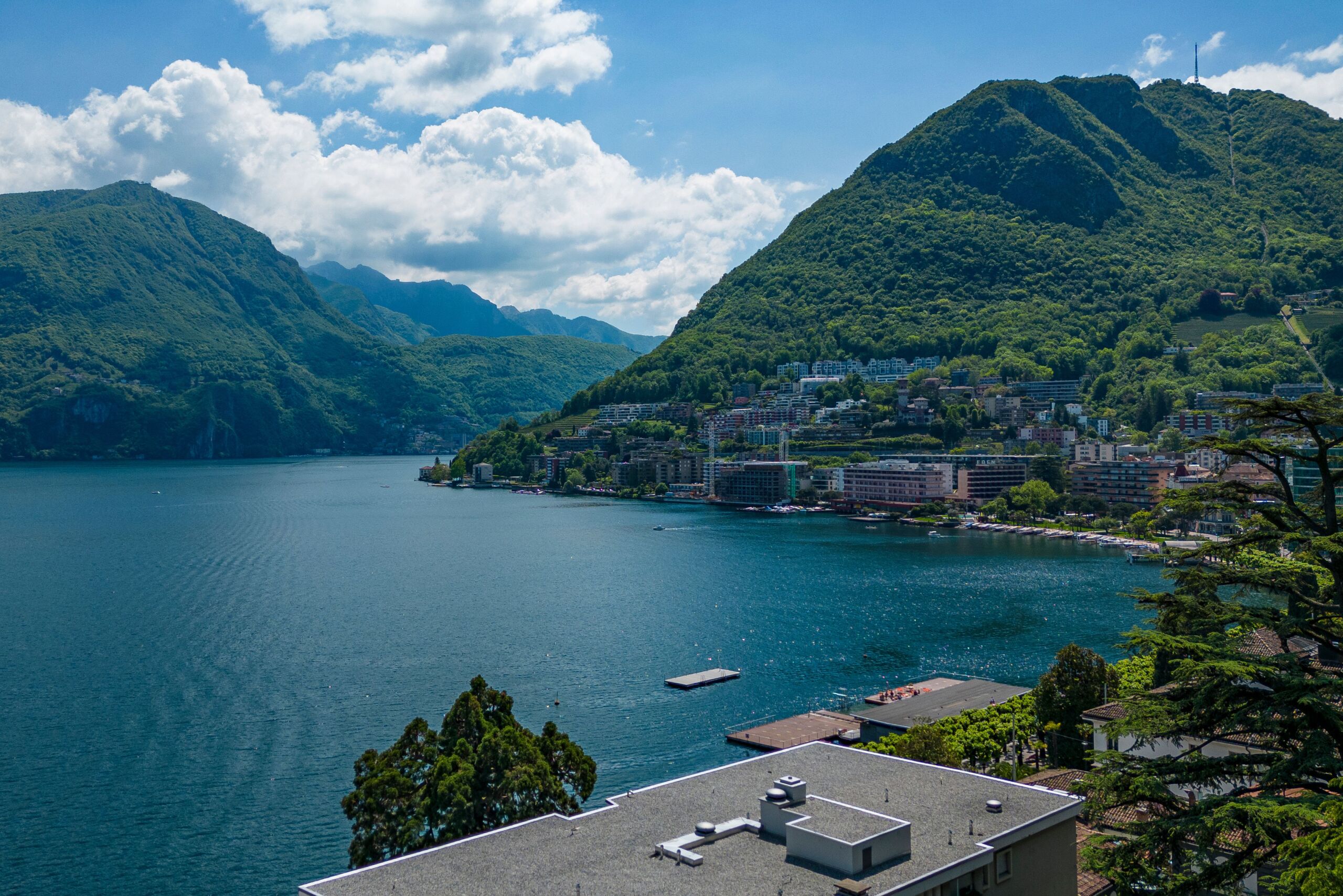 Seeblick mit Bergen