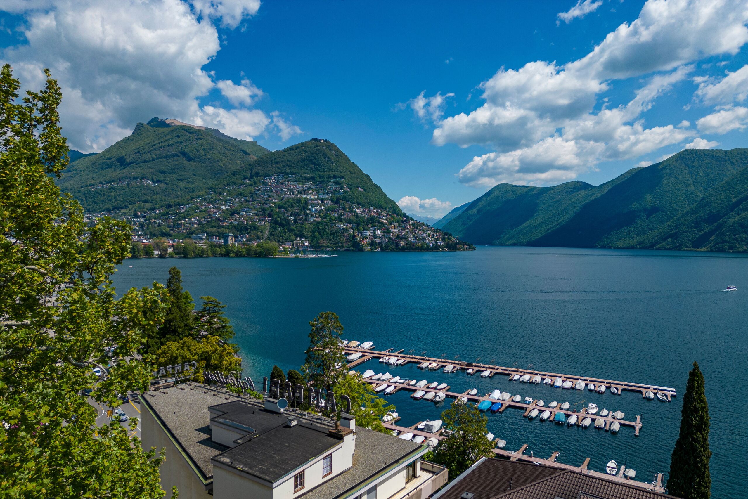 Seeblick mit Bergpanorama