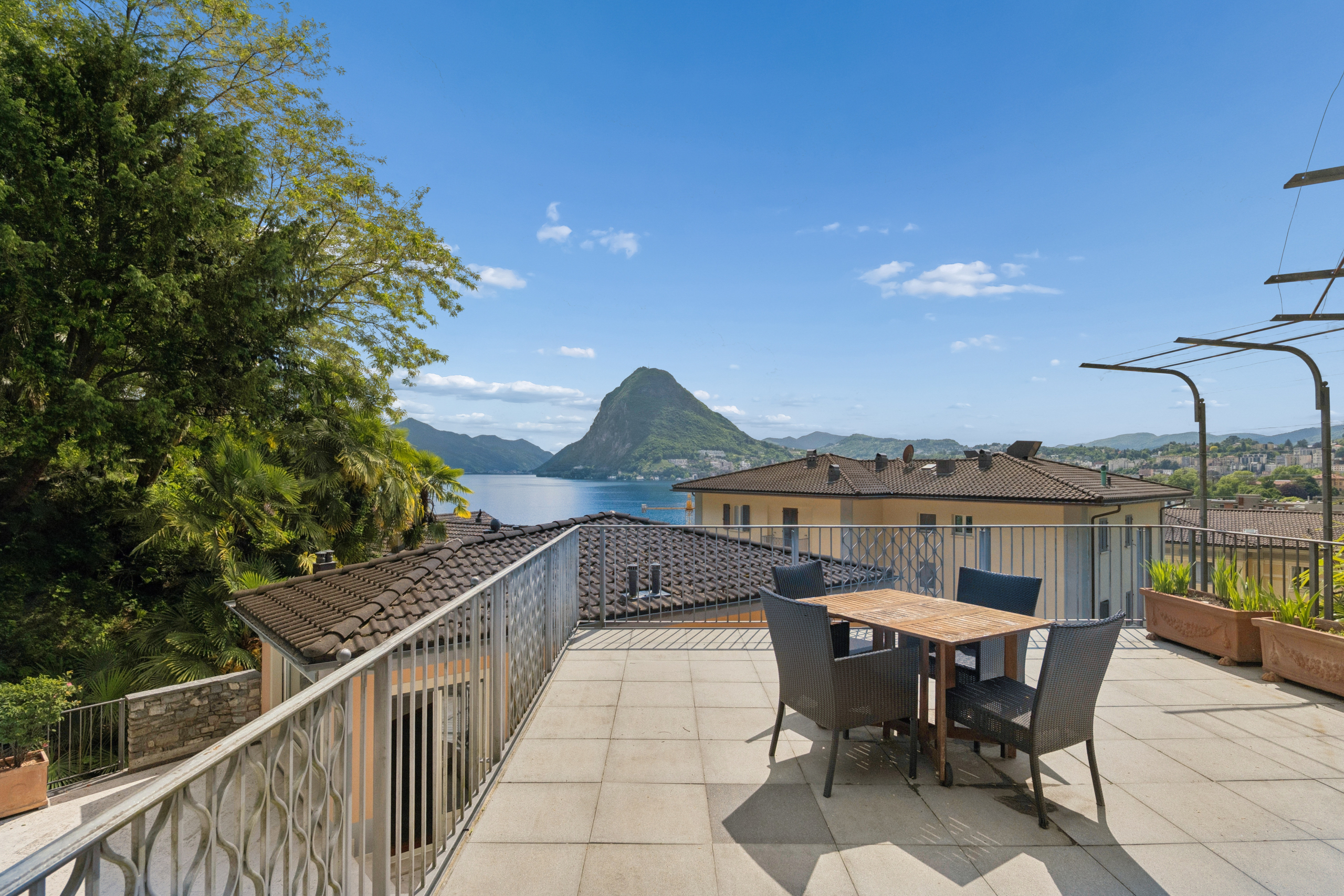 Terrasse mit Seeblick und Bergpanorama