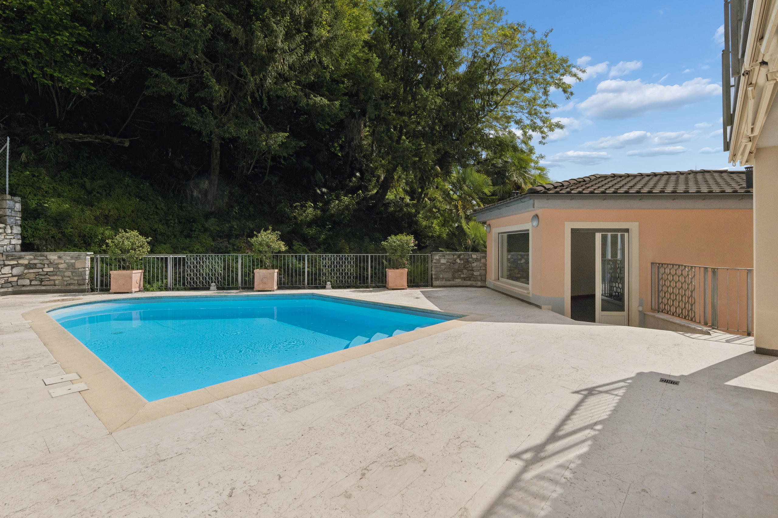 Poolterrasse mit Haus und Garten