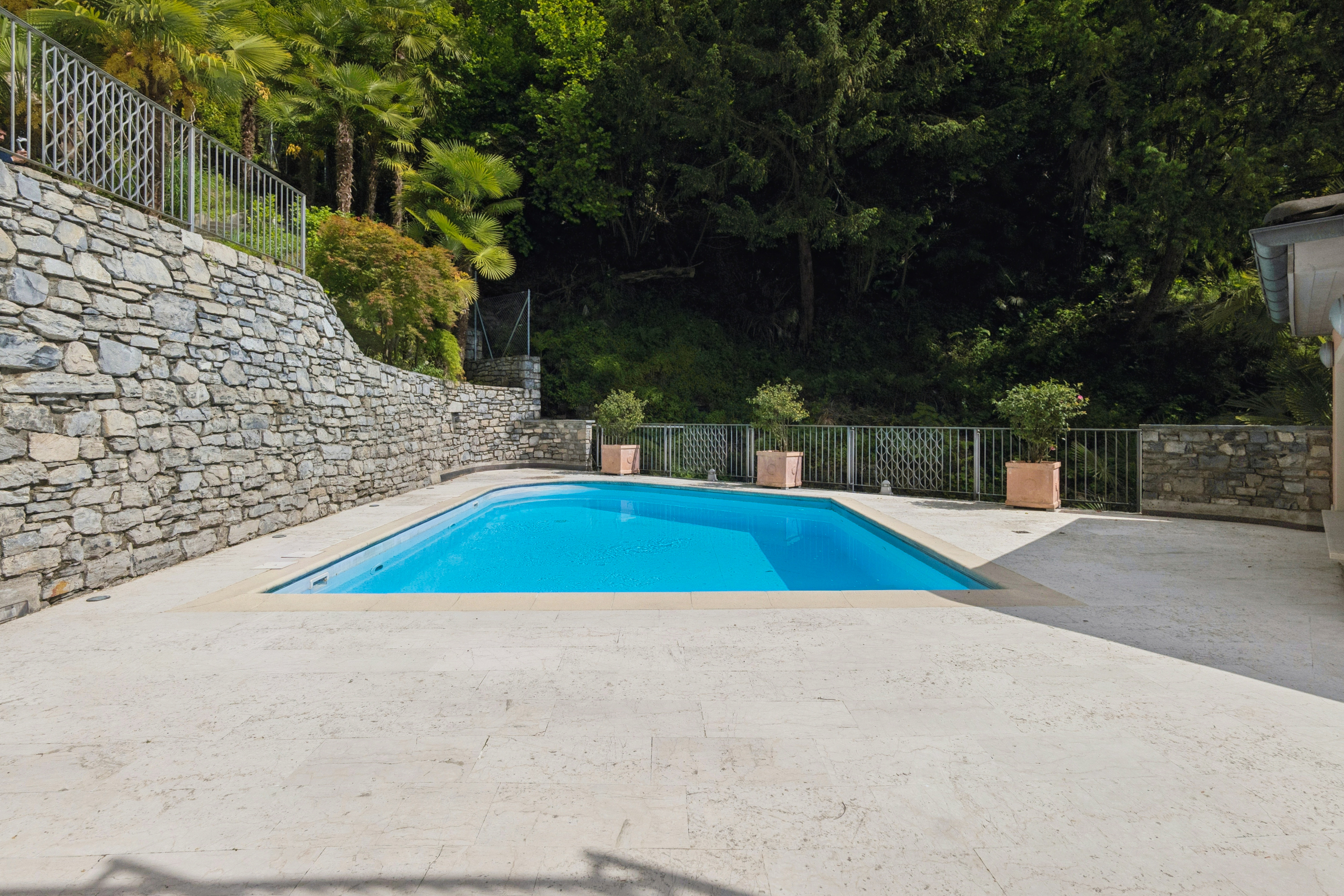 Außenbereich mit Pool und Terrassenfläche