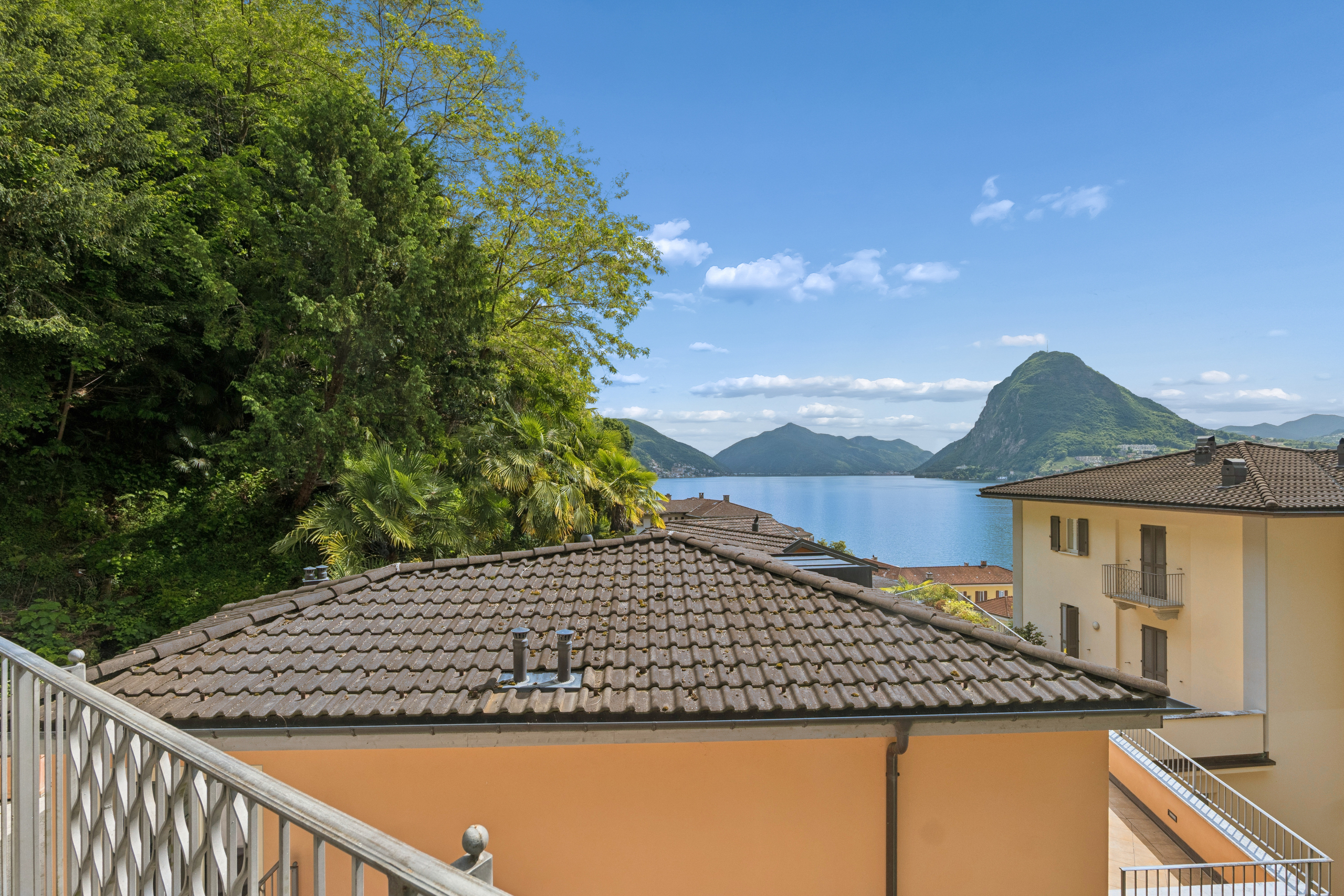 Blick auf See und Berge