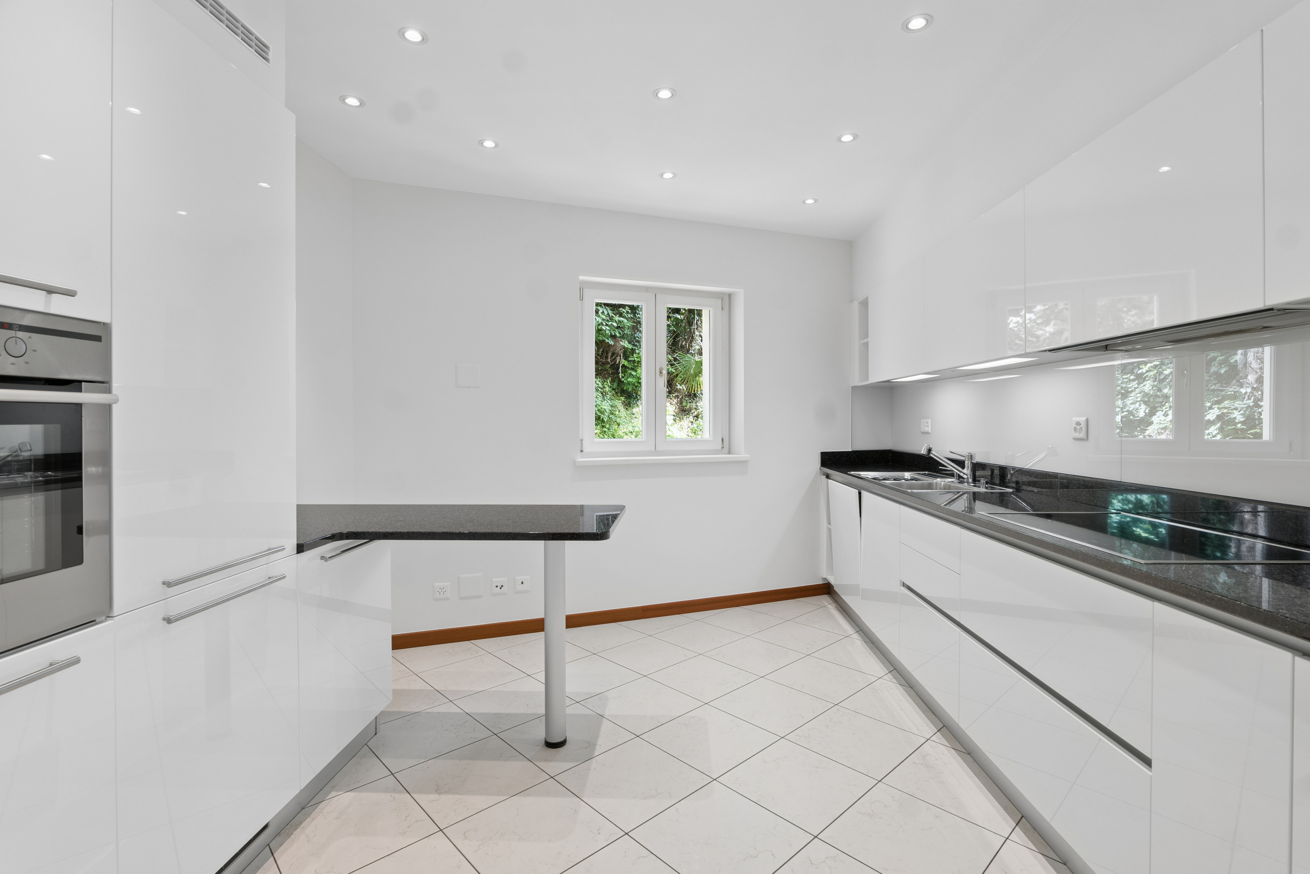 Moderne weiße Küche mit Fenster