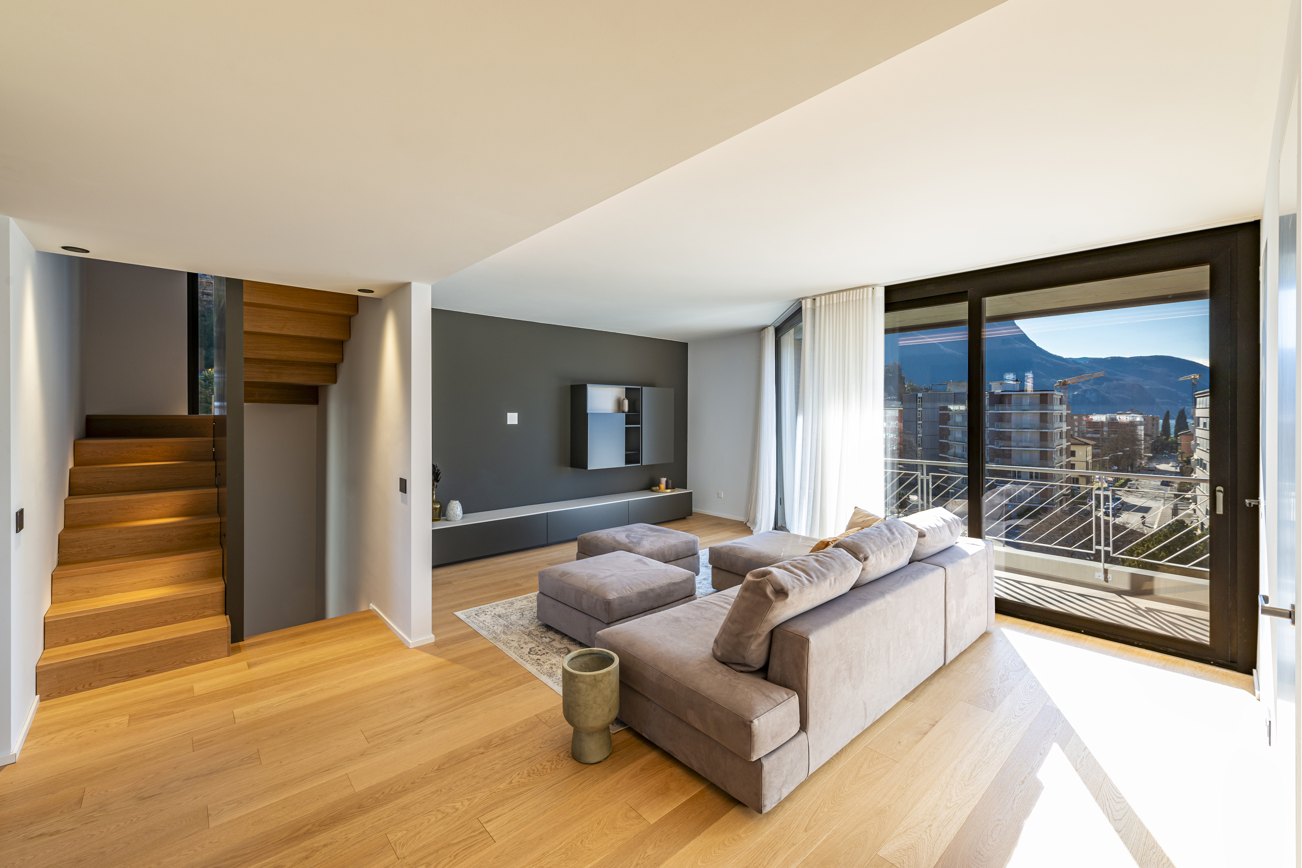 Modernes Wohnzimmer mit Bergblick