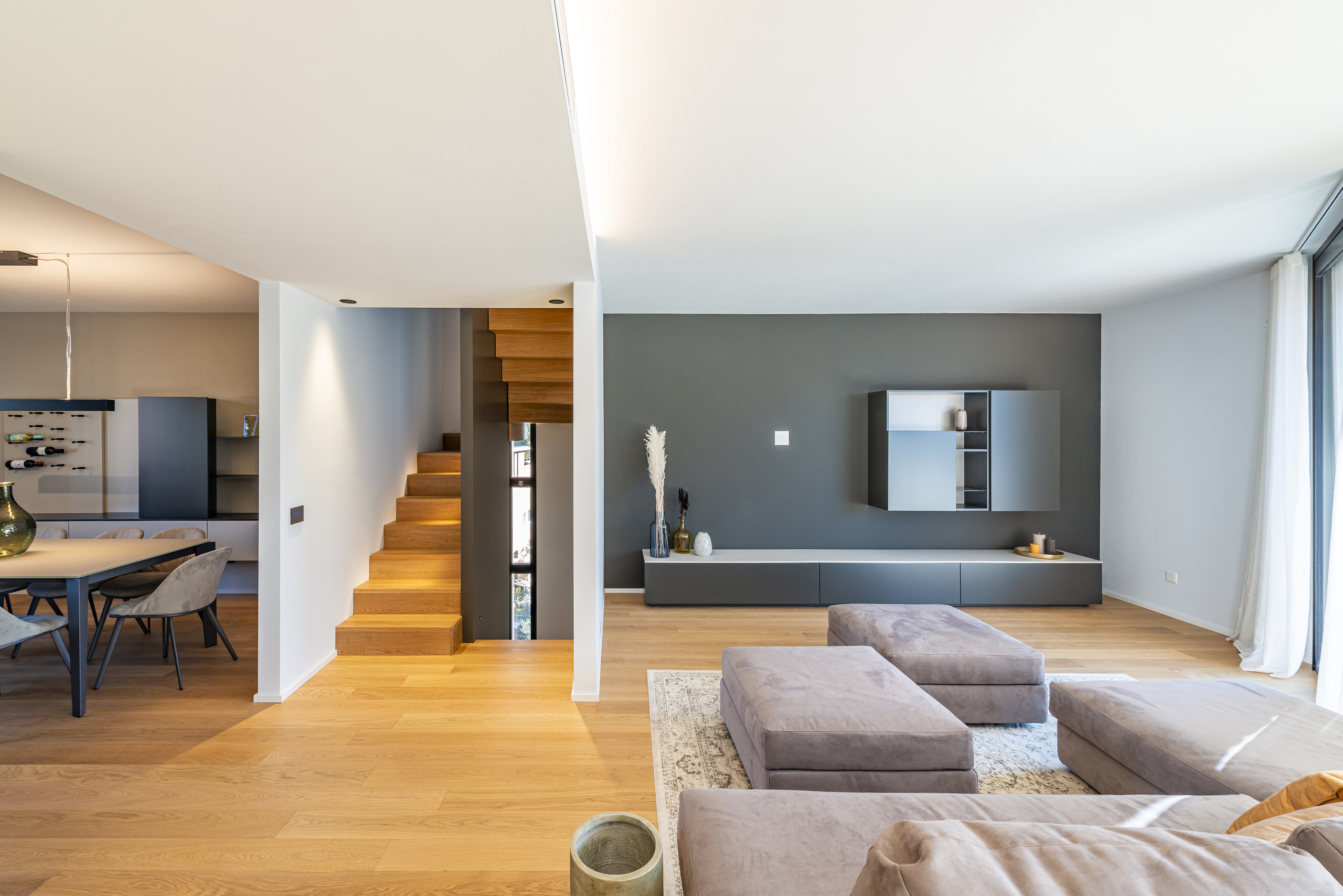 Modernes offenes Wohn- und Esszimmer mit Treppe