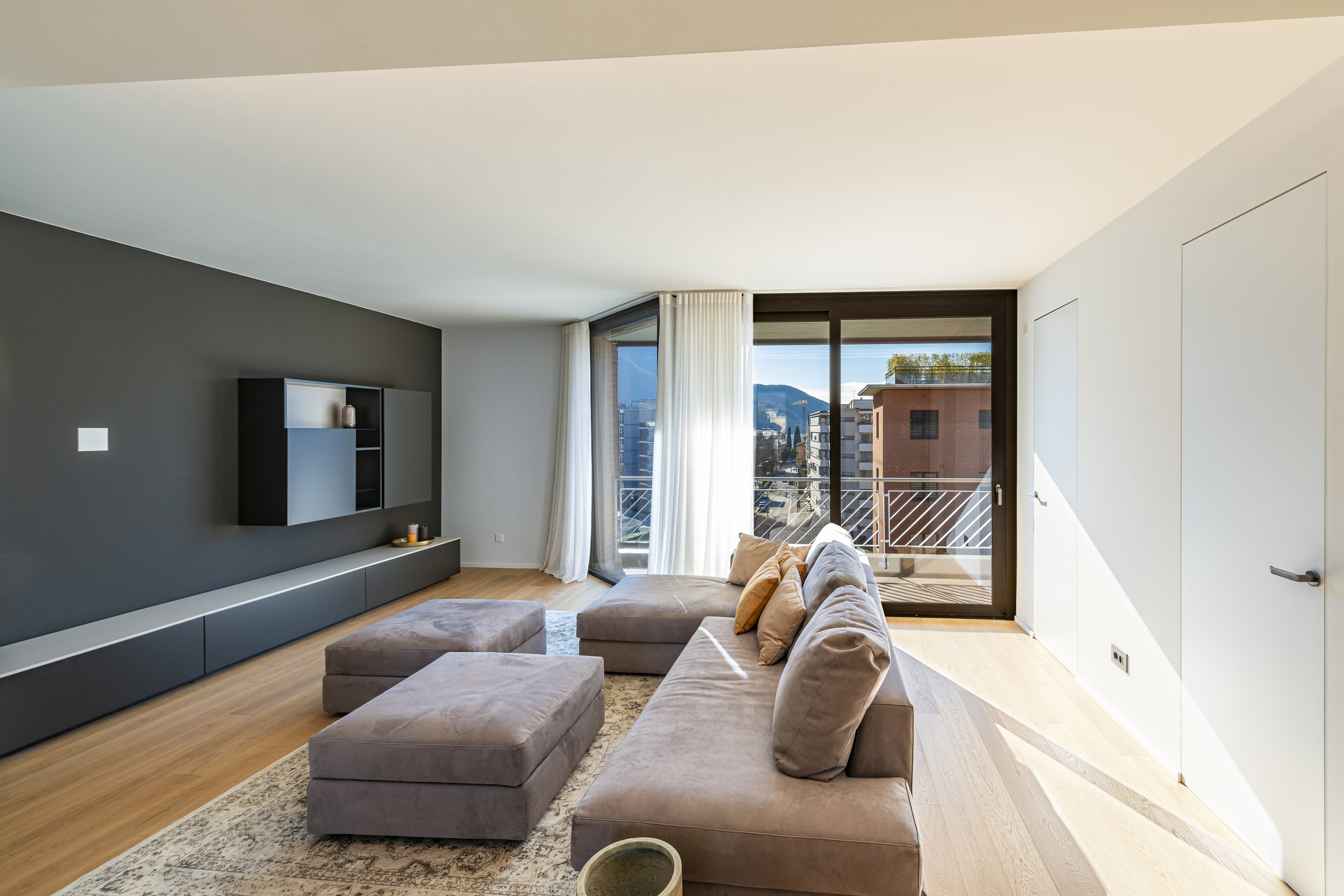 Modernes Wohnzimmer mit Balkonblick