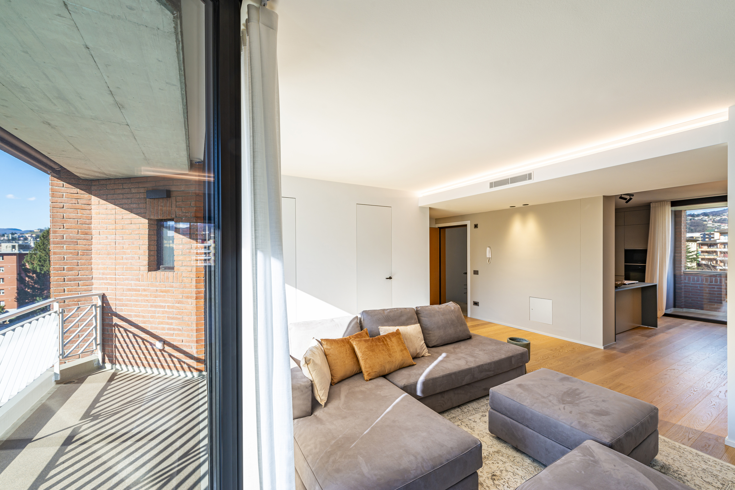 Helles Wohnzimmer mit Balkonblick