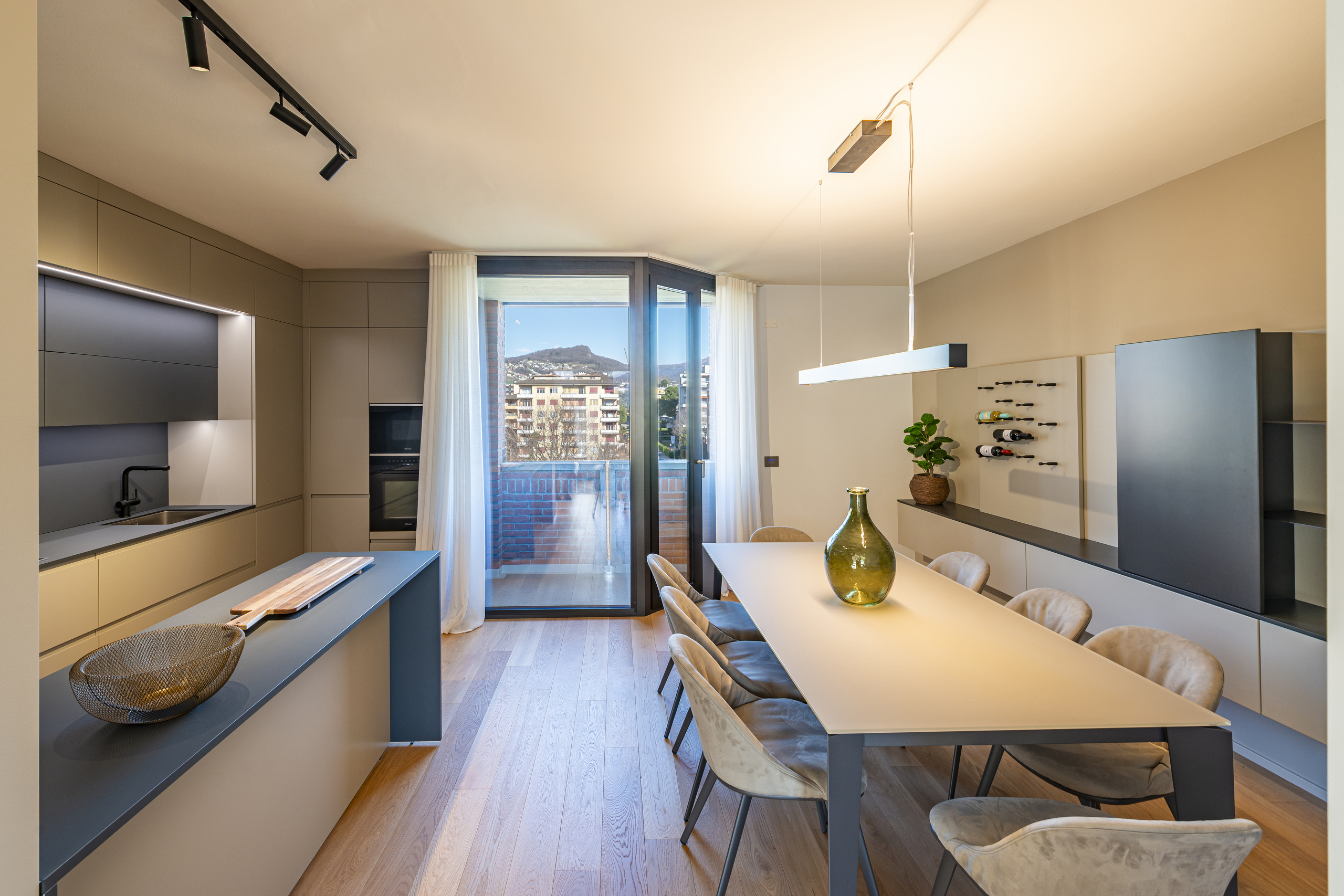 Modernes Esszimmer mit offener Küchenzeile