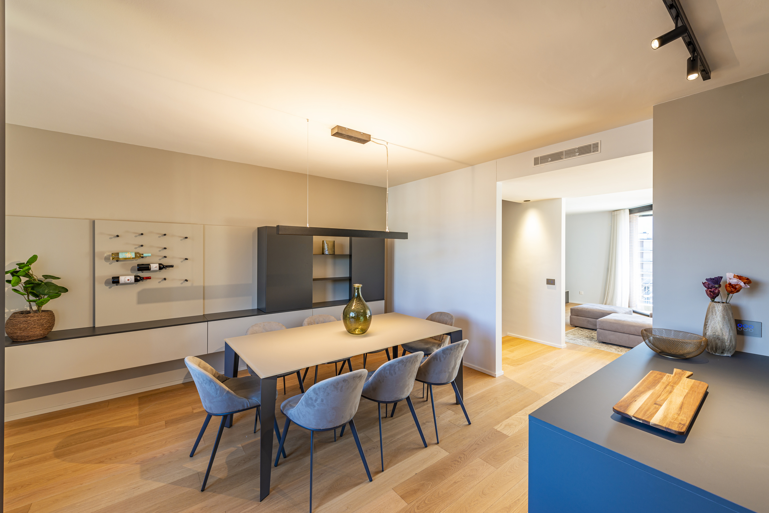 Modernes Esszimmer mit offener Verbindung zum Wohnbereich