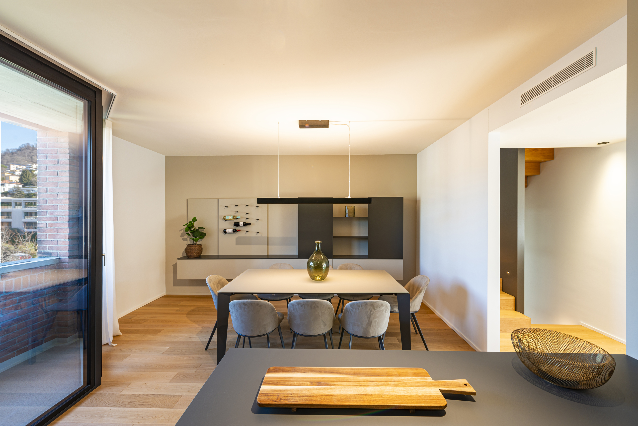 Modernes Esszimmer mit Blick ins Umfeld