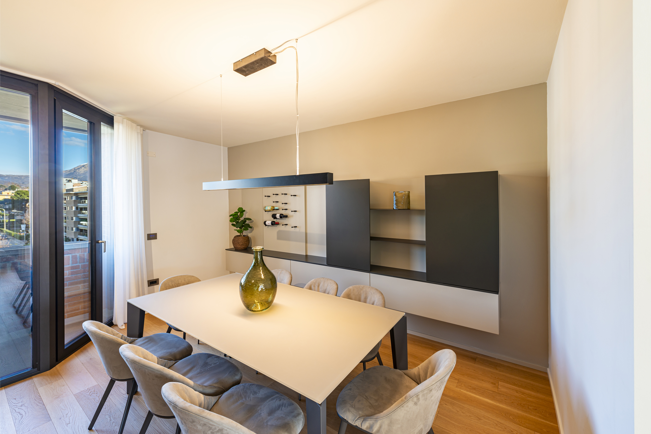Modernes Esszimmer mit Balkonblick